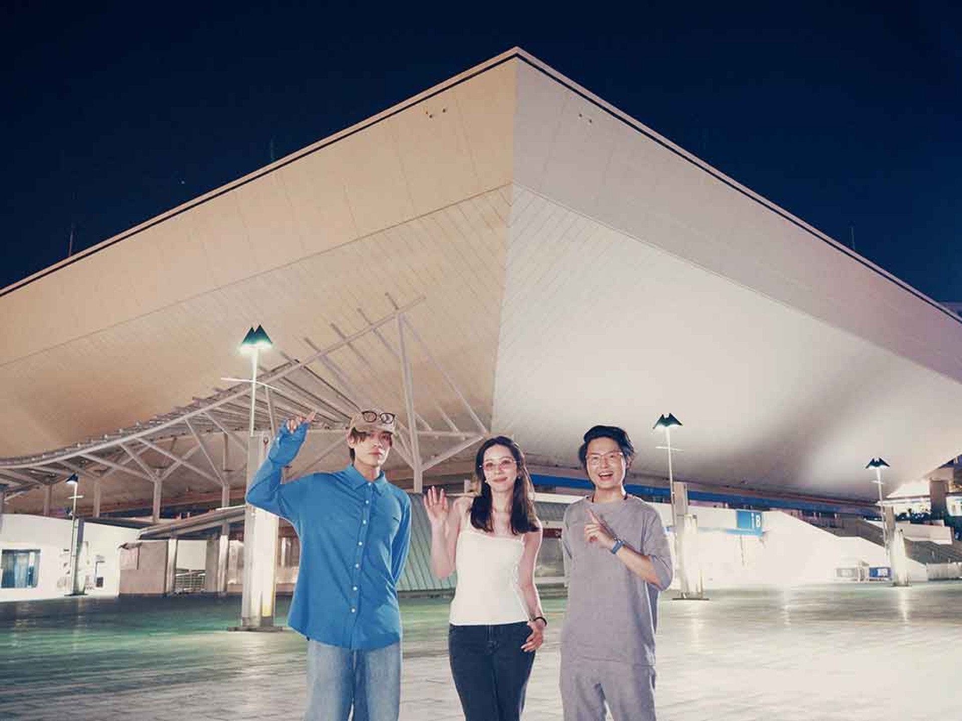 告五人到紅磡體育館探勘，期待有一天在此開唱。（相信音樂提供）