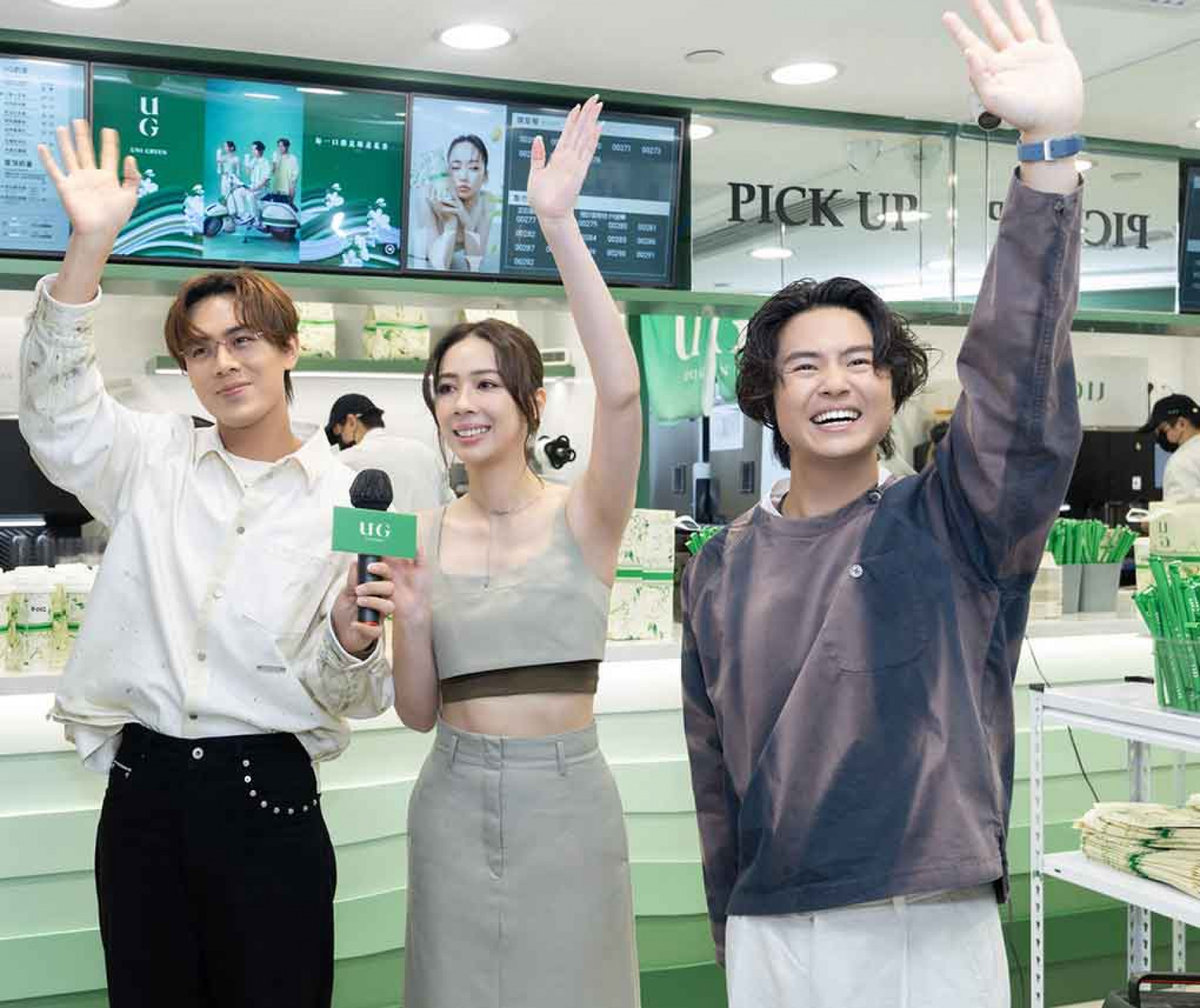 告五人快閃香港海港城為UG新開店站台剪綵引起暴動　人潮寸步難行。（相信音樂提供）