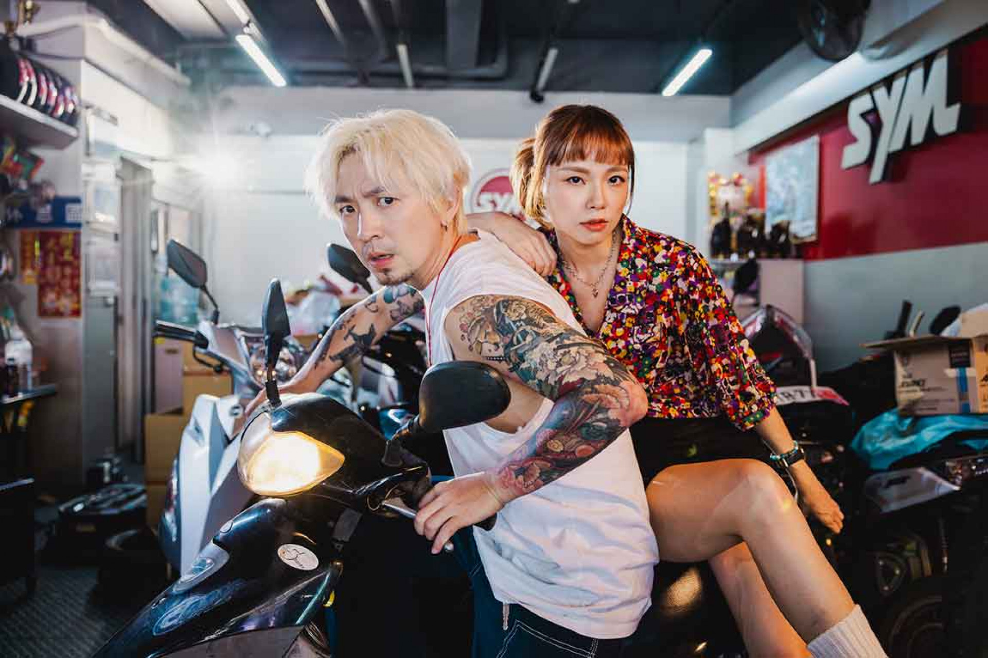 〈牽手去分手〉是整張專輯的核心概念曲