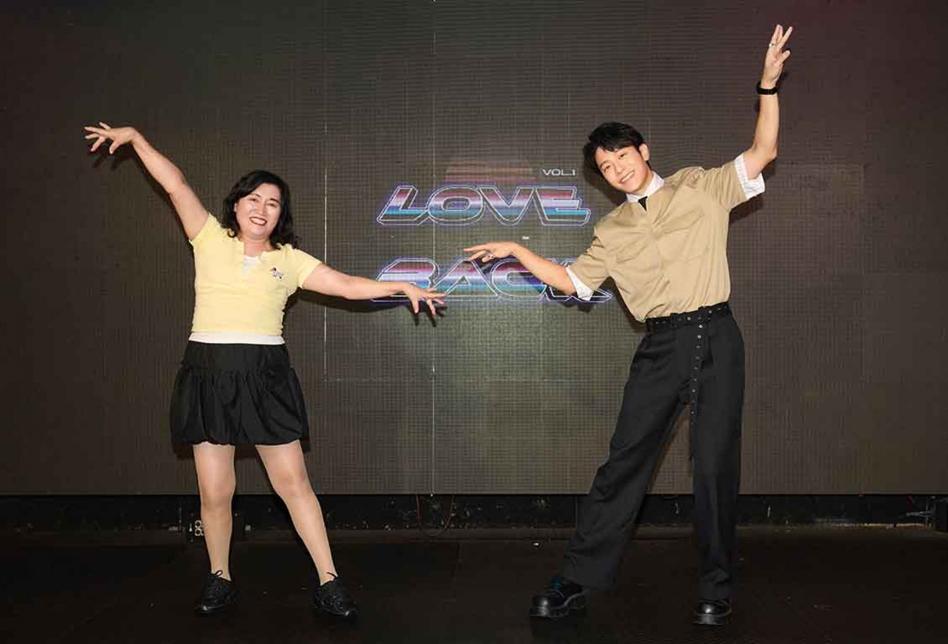 美鳳老師(左)加入熱舞 現場教學超嗨