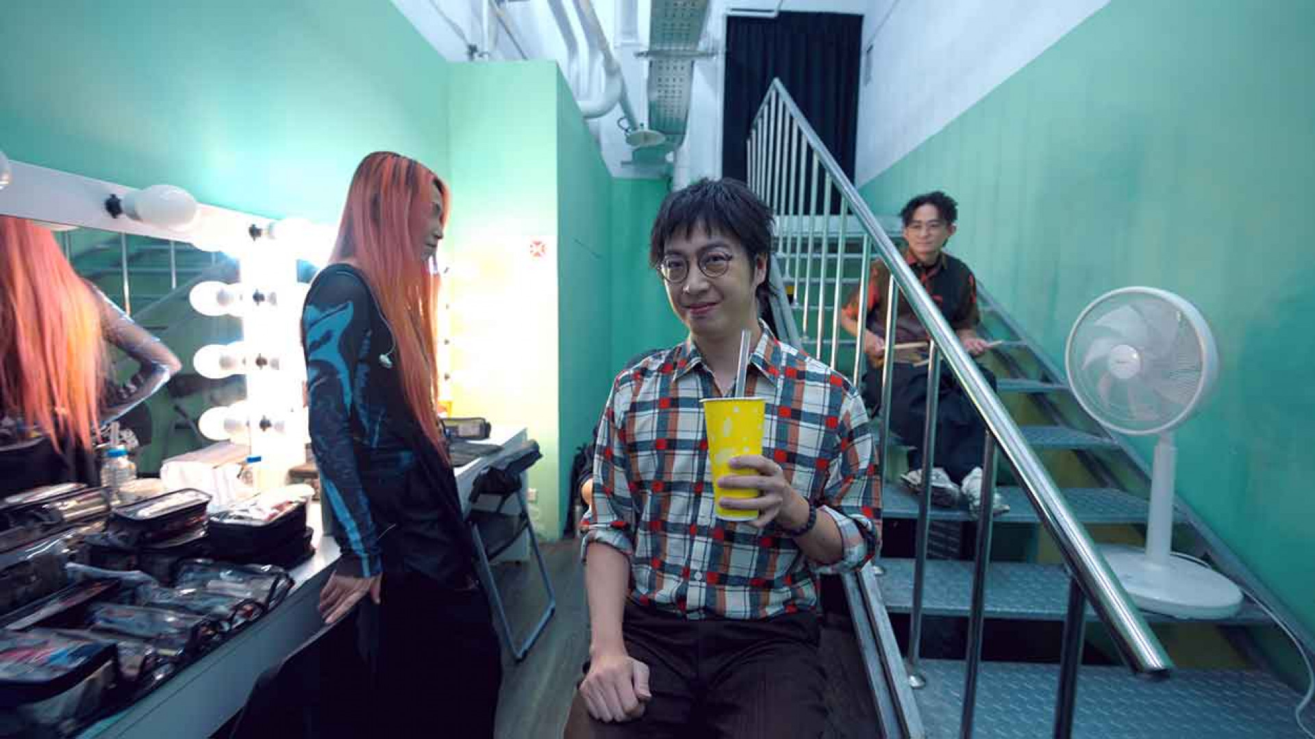 萬聖節前夕後台變地味萬聖節主舞台 樂手搞笑還原網路爆紅名場面 前源、惠婷笑翻。(相信音樂提供)