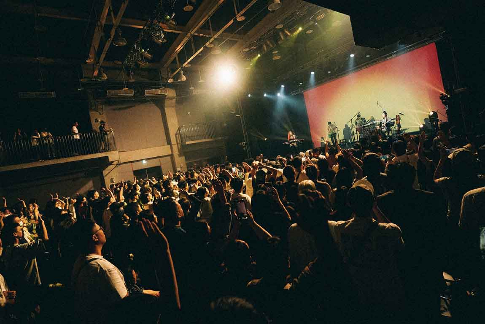 全場站起來合唱、掌聲不斷。（相信音樂提供）