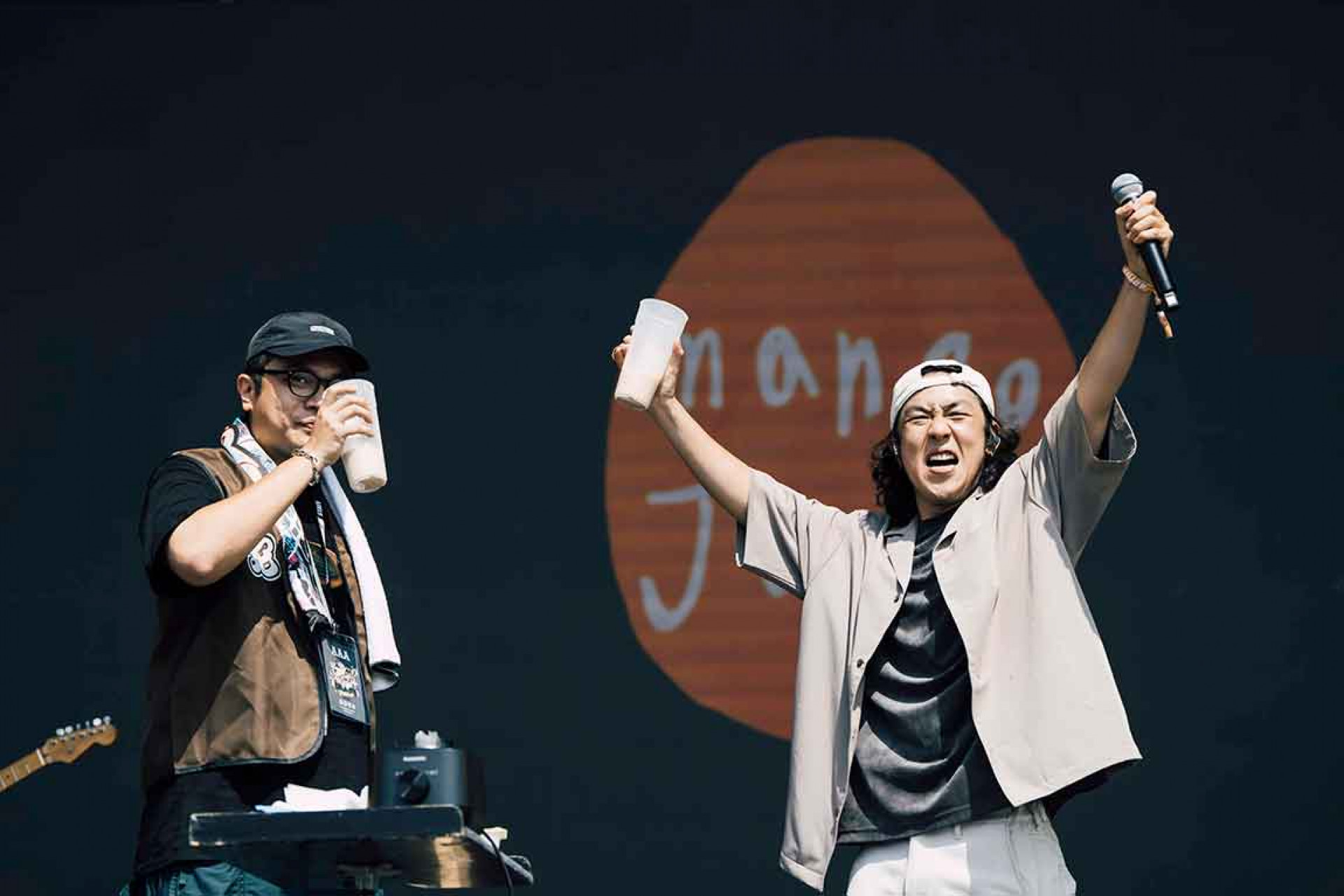 芒果醬Mango Jump於浪人祭現場調製「愛我別走」創意諧音特調,邀主辦人上台舉杯共飲 (滾石唱片 提供)