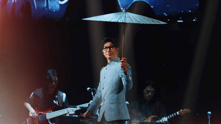 品冠杭州開唱突發「童言」破梗！自製油紙傘送粉絲 還原《白蛇傳》超寵粉