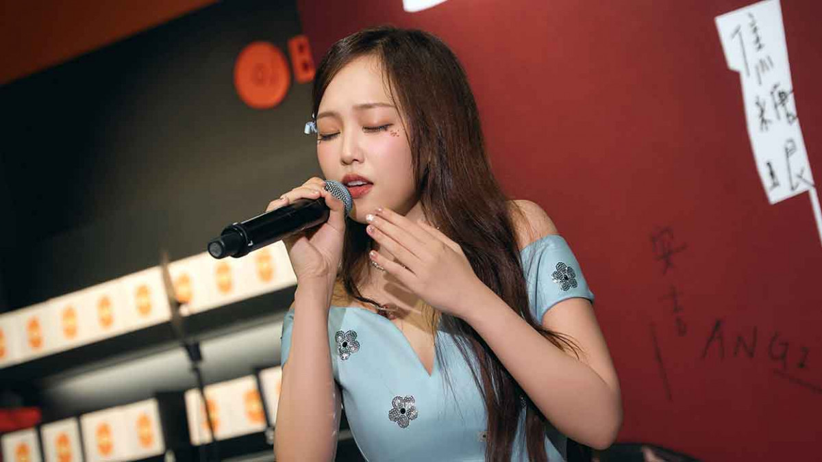 ANGIE安吉首次台北高雄簽名音樂會 適逢生日全場歌迷一起慶生 開心許願和粉絲一起跑馬拉松