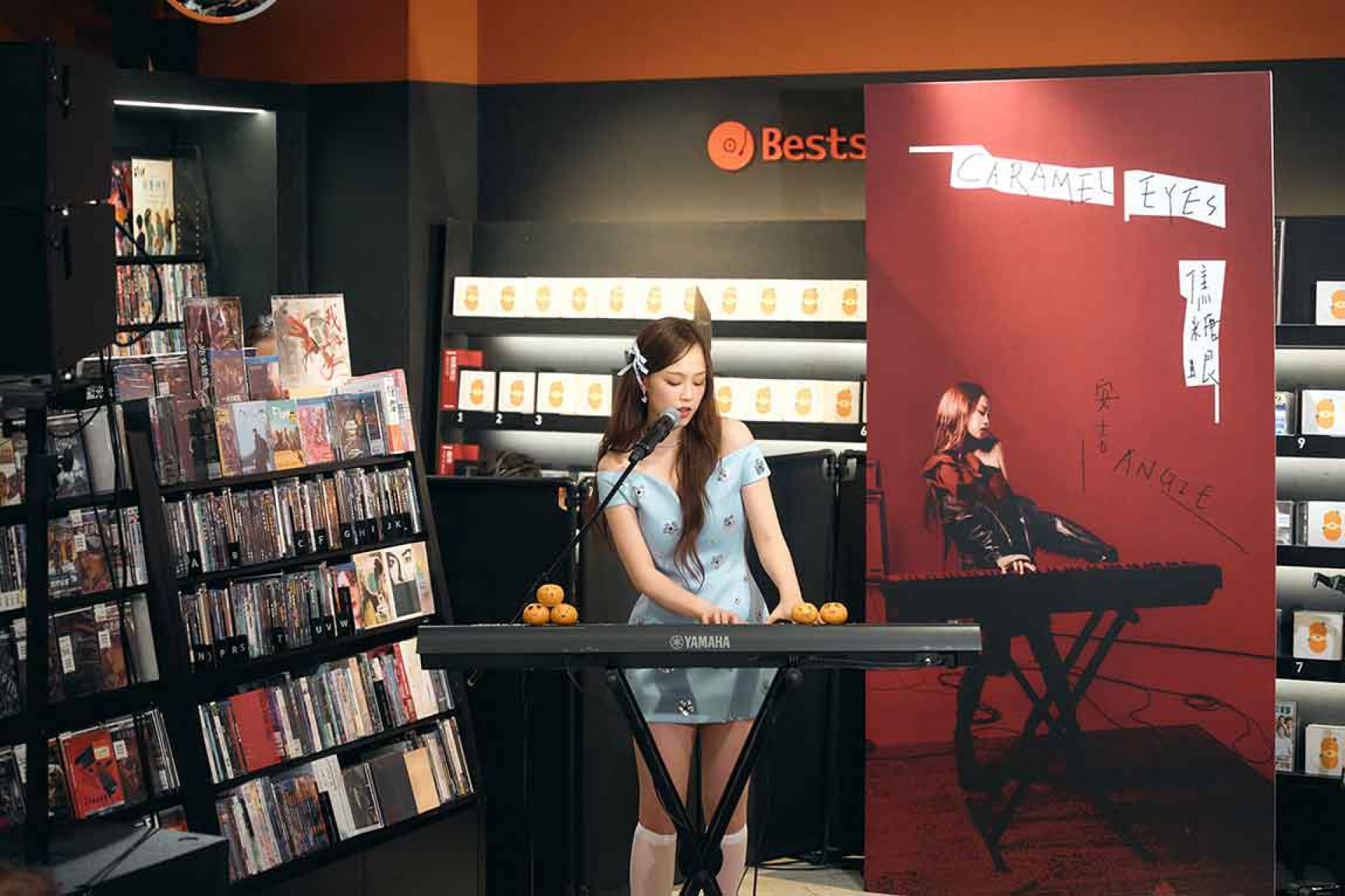 特別在兩場準備不同的歌曲,自彈自唱展現多元音樂才華