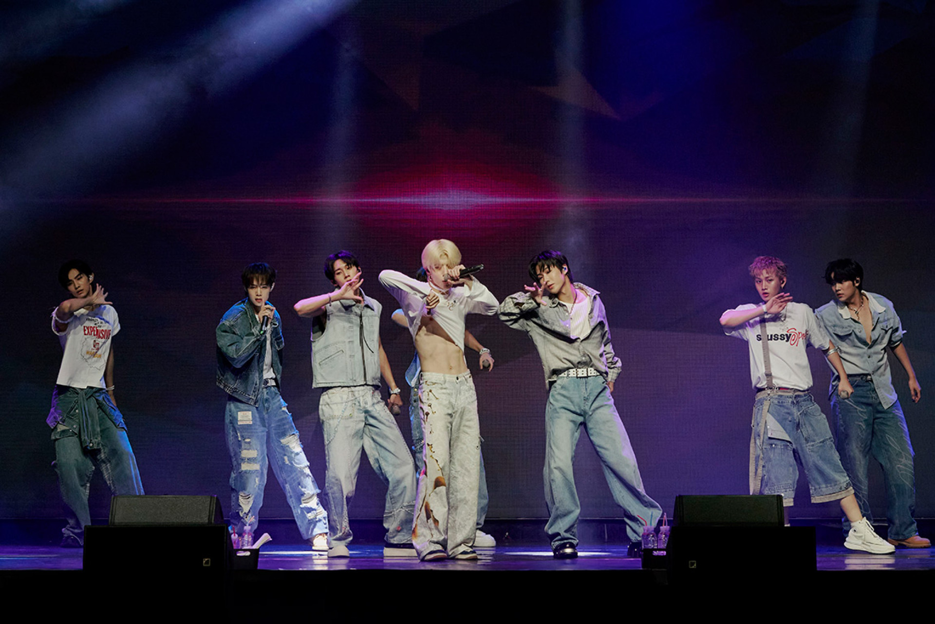 升級版〈上癮〉ARKis全員上陣，東翰招牌撩衣秀腹肌再現！