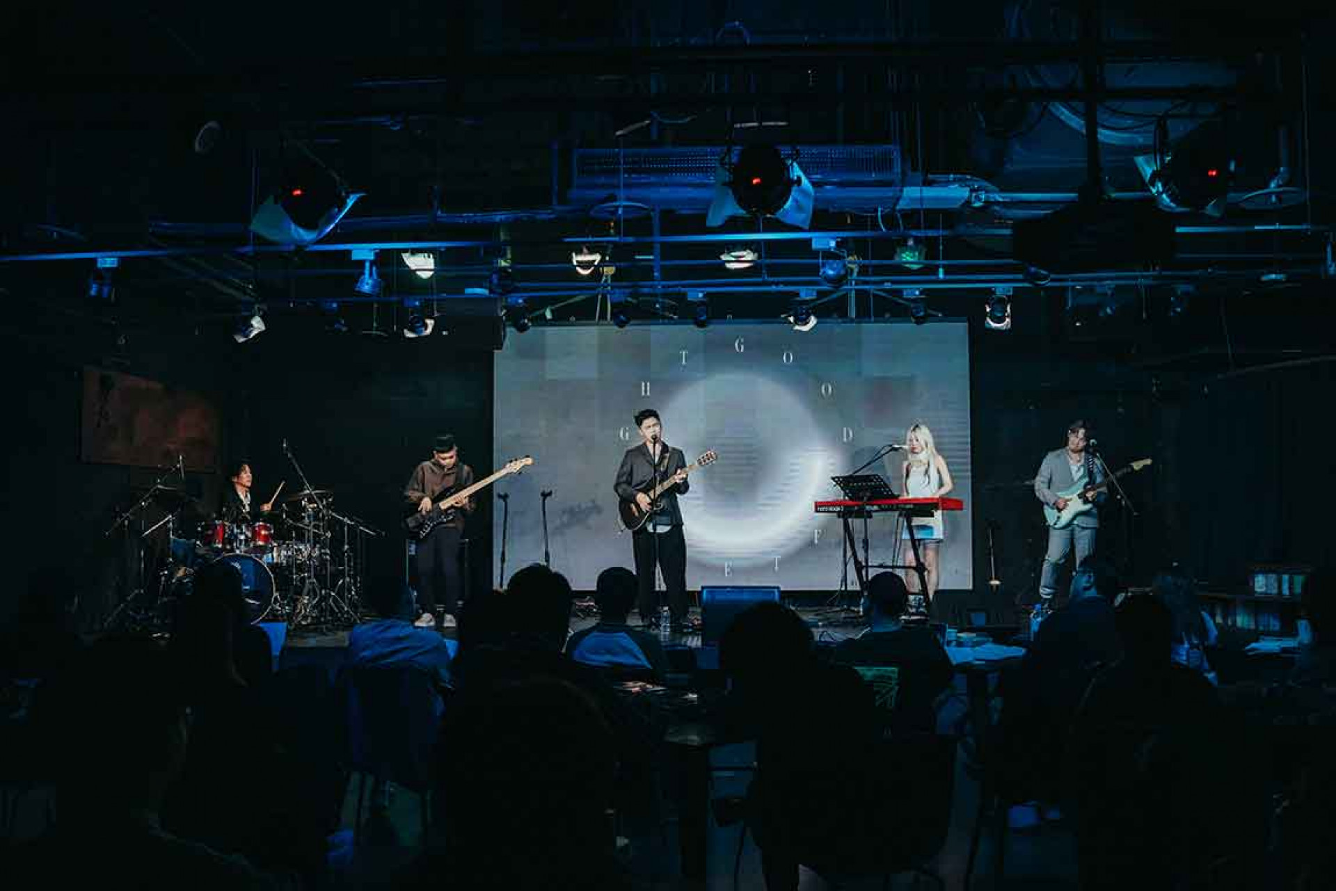 現場以「兔子洞」為主題,從燈光、舞台到聲響皆以夜色為基調,營造沈浸式氛圍