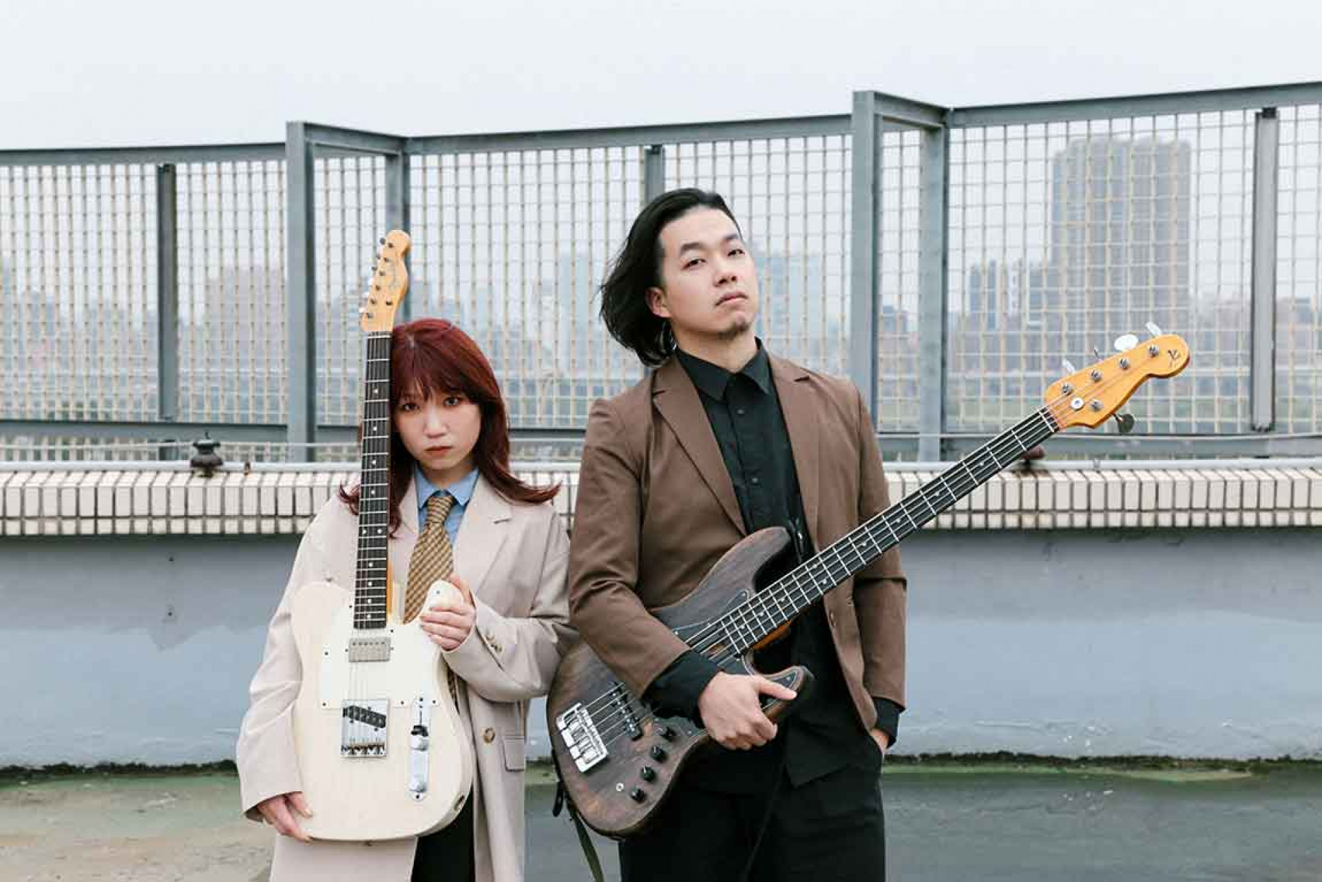 格式塔少女 藝人照片（左：主唱 Mikan、右：貝斯手阿司）