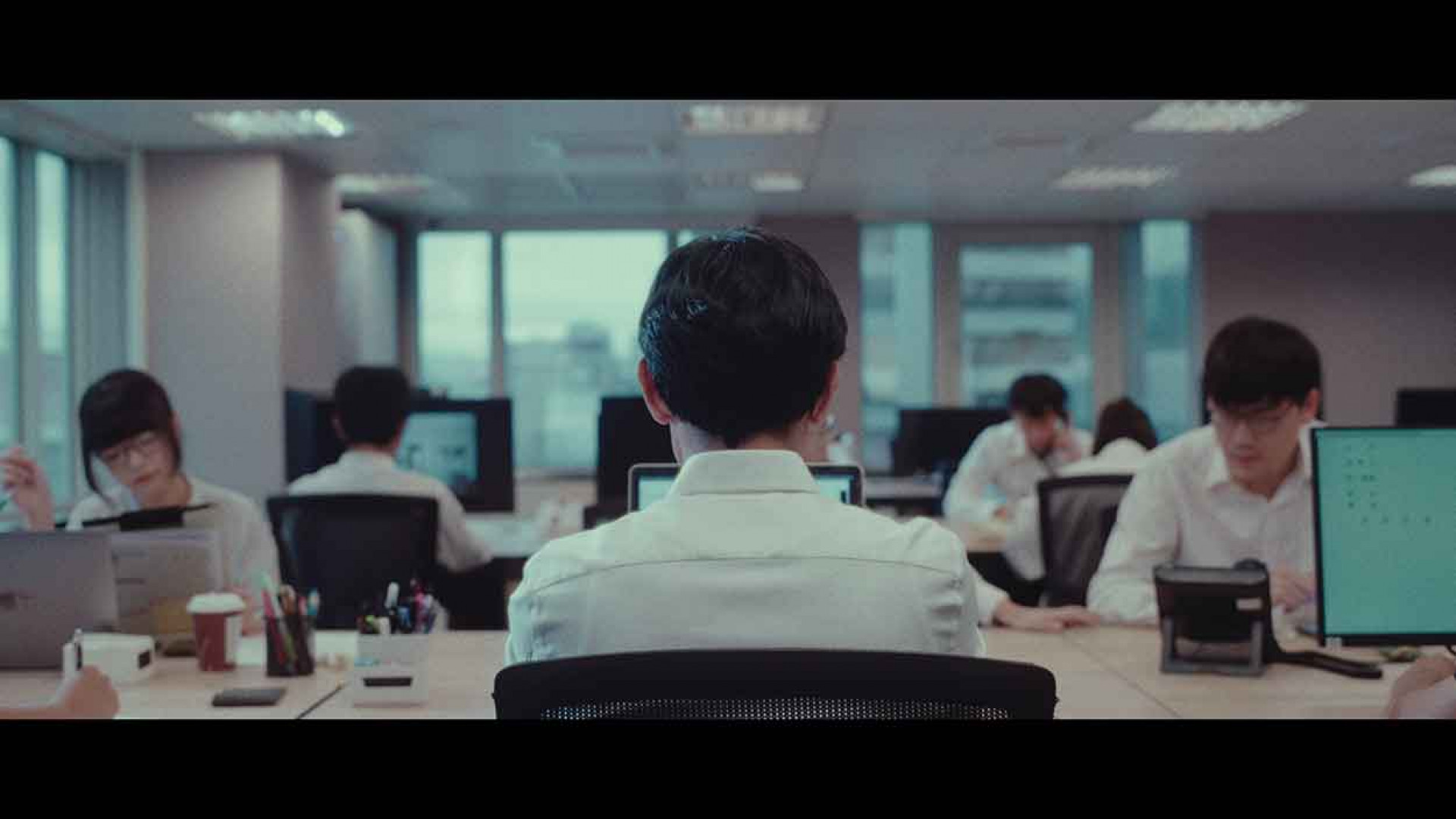 MV 驚喜彩蛋!主唱咖咖「身穿 OL 制服裝扮」驚喜現身演出