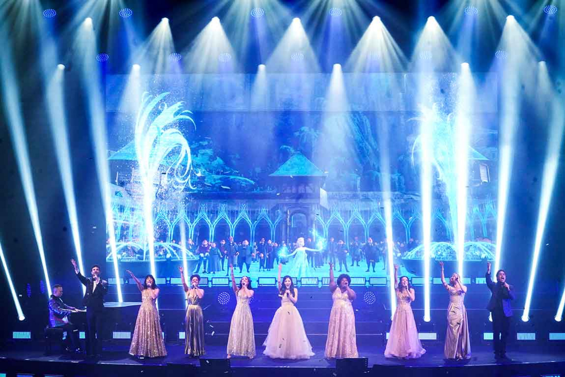 六位公主與兩位王子一字排開