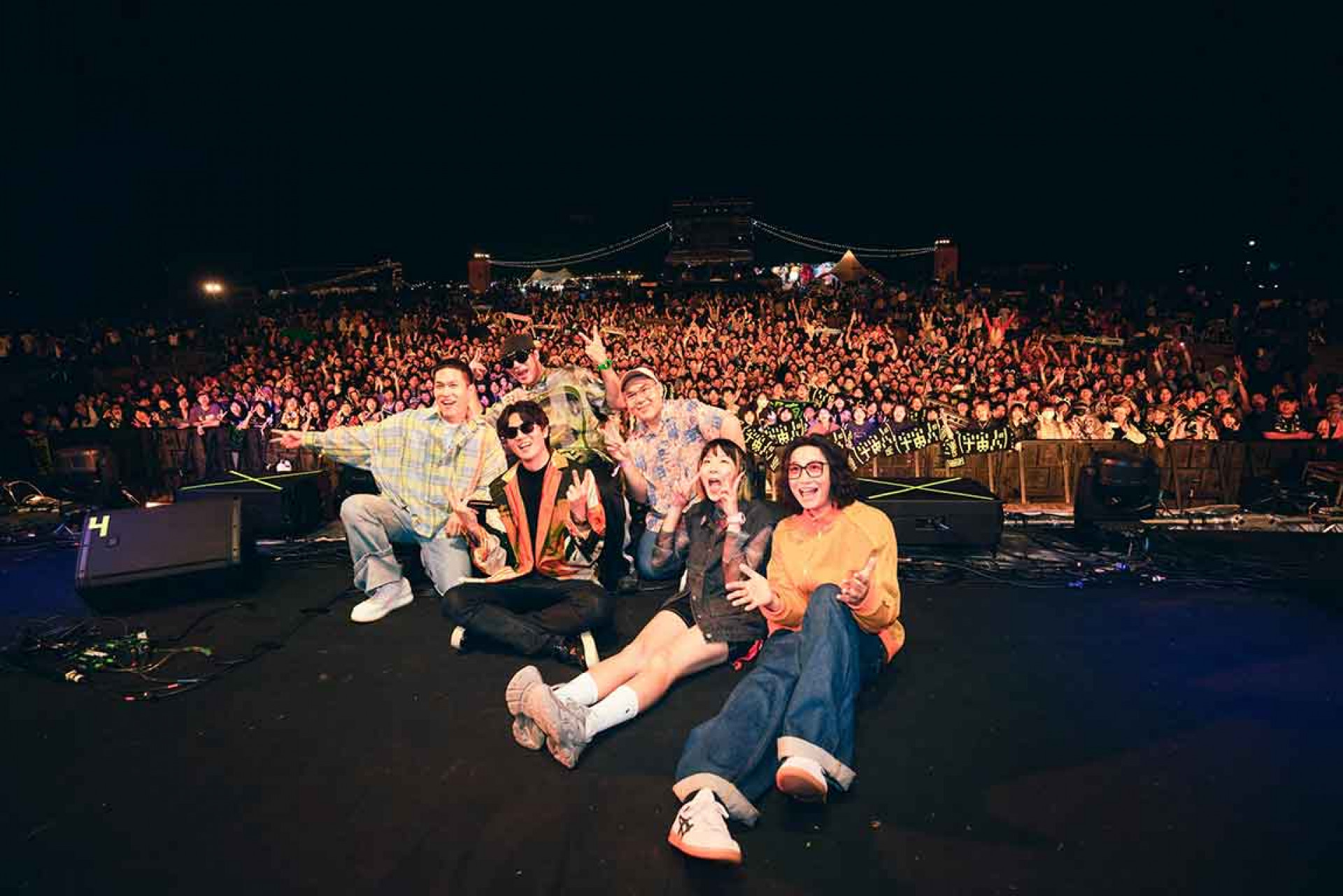 怕胖團主唱閃亮與貝斯手大寶更驚喜登台，和宇宙人一起合唱〈一起去跑步〉。（相信音樂提供）