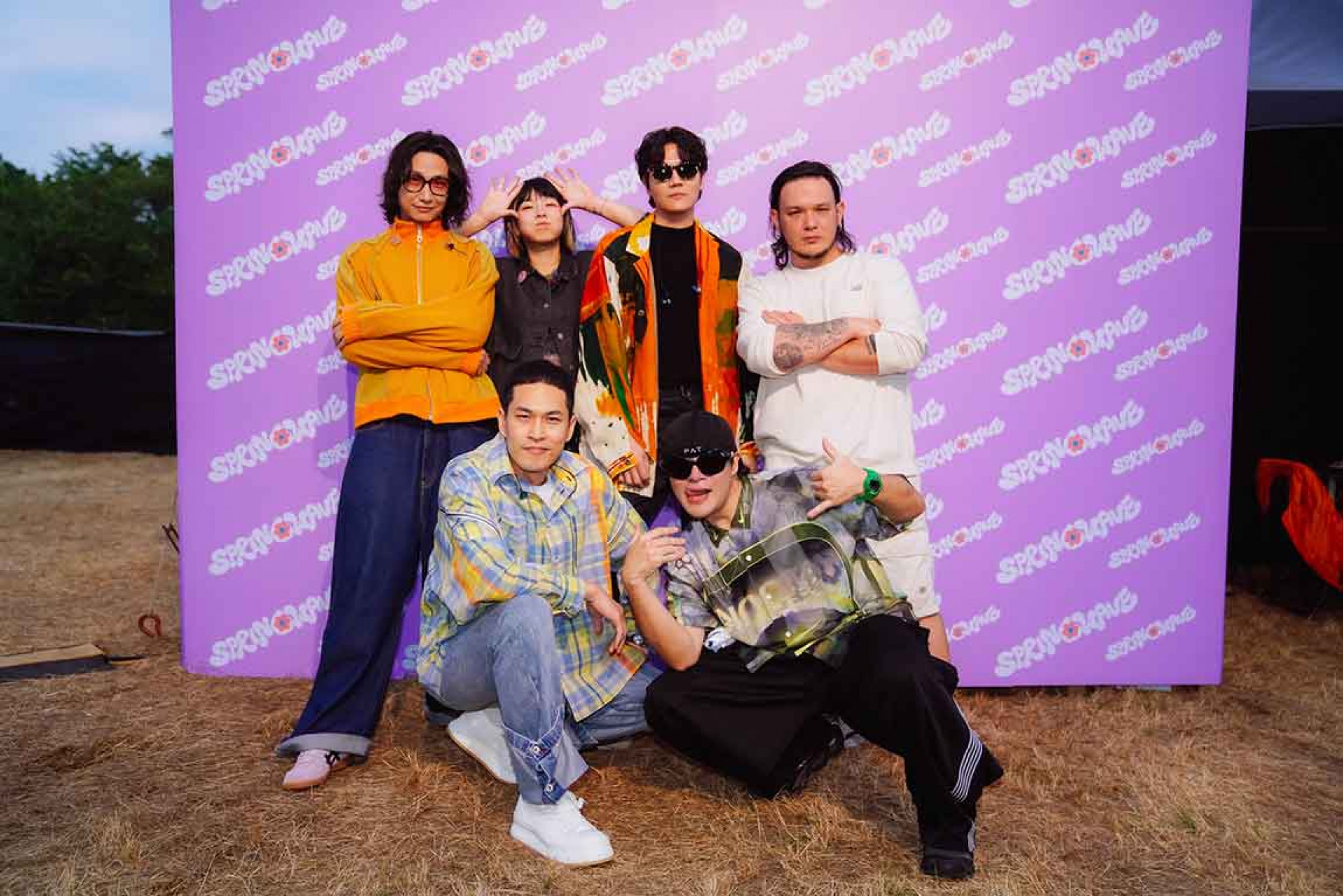 宇宙人在春浪音樂節後台巧遇好友怕胖團。（相信音樂提供）