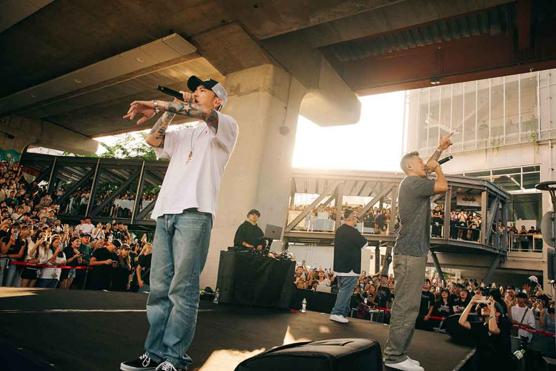 松竹站現場擠進上千民眾搶看頑童風采