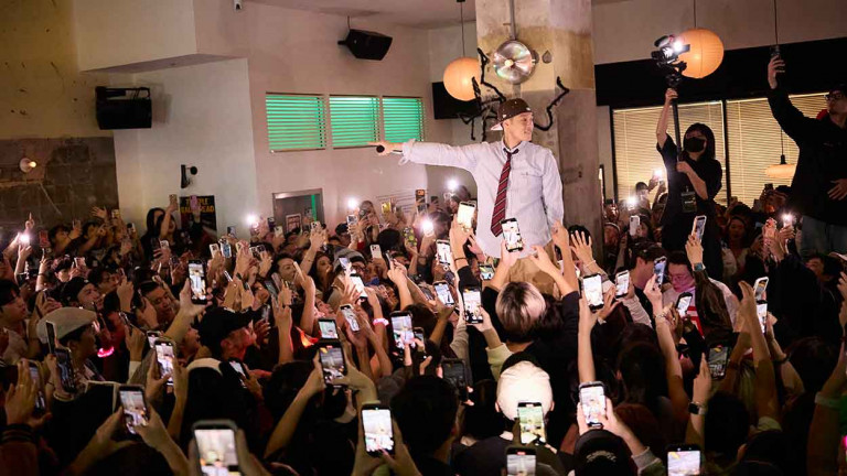 「i人學長aka周教練」周湯豪萬聖節快閃信義區 驚喜宣佈11/23極限運動訓練中心玩一場特別的