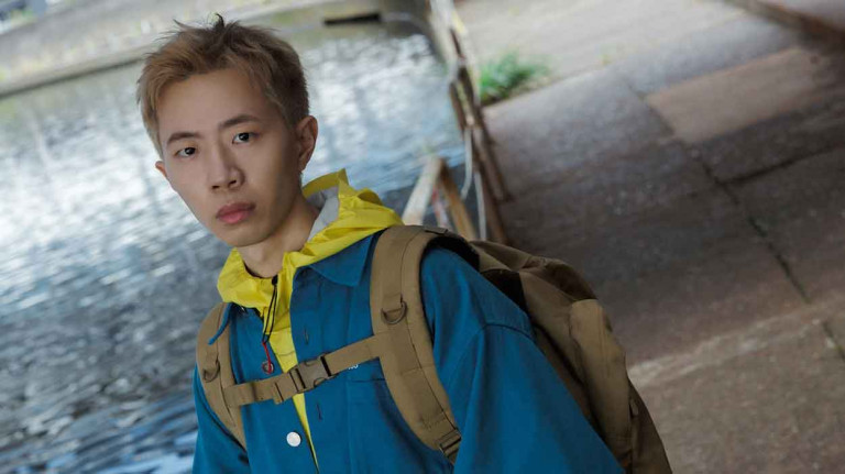 鄭興化身「山系旅人」公園拍MV引轟動 日本小學生圍觀變「孩子王大明星」