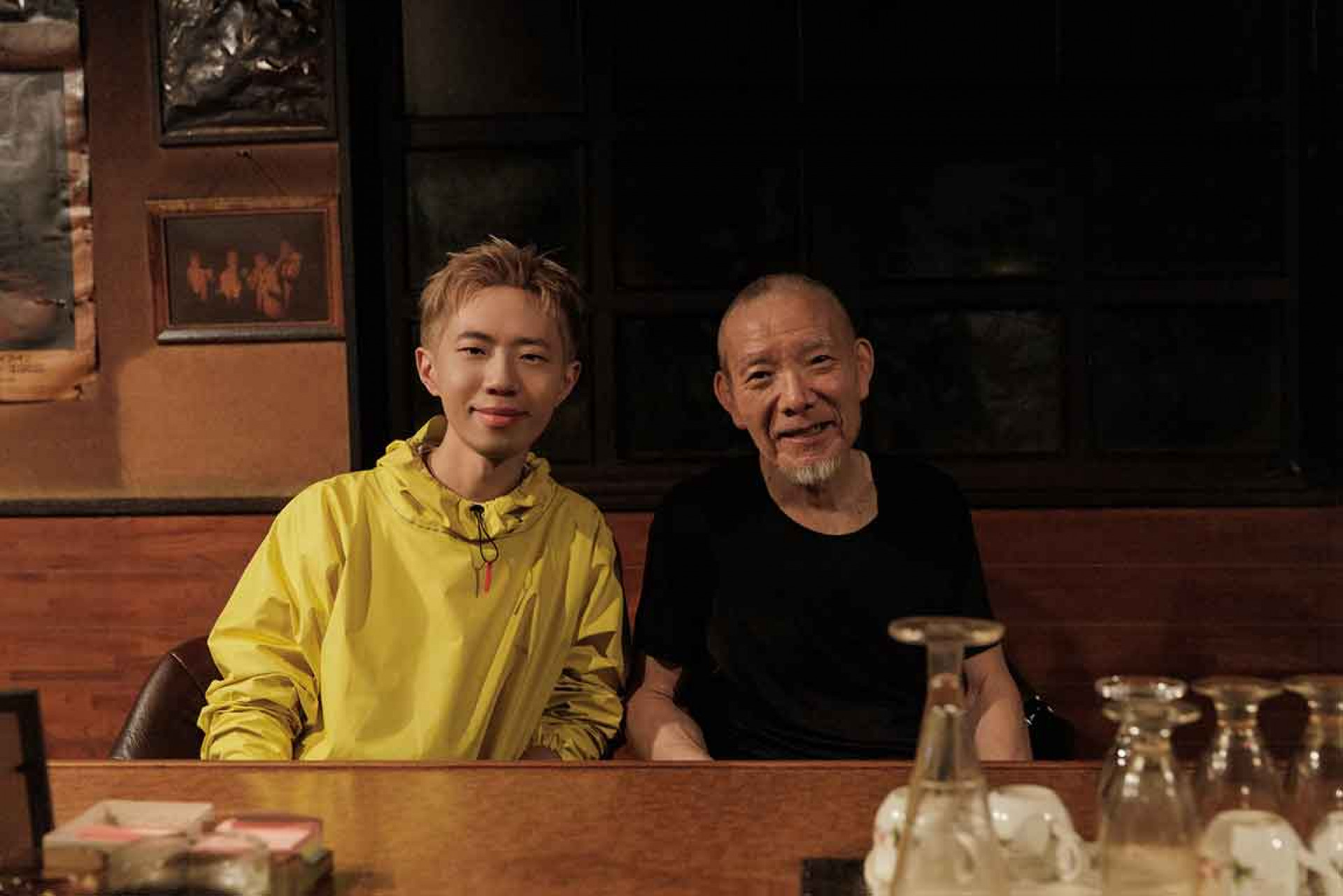 鄭興〈耶加雪菲MV〉咖啡廳老闆