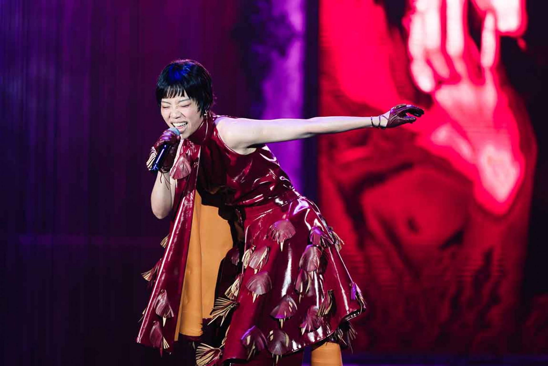 洪佩瑜登台北時裝週,時尚伸展台live首次飆唱新歌〈包括但不限於〉