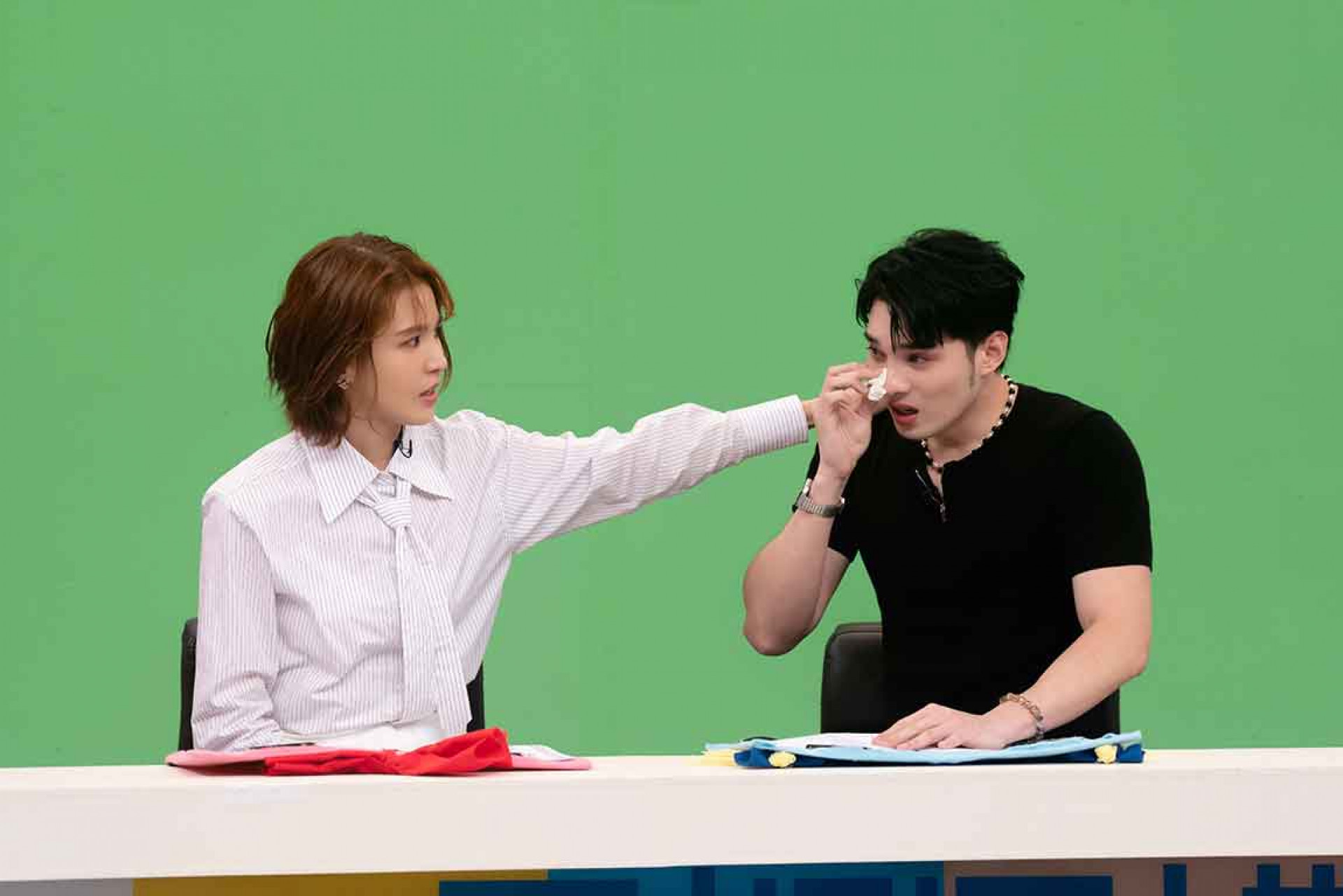 兩人忍不住淚灑攝影棚