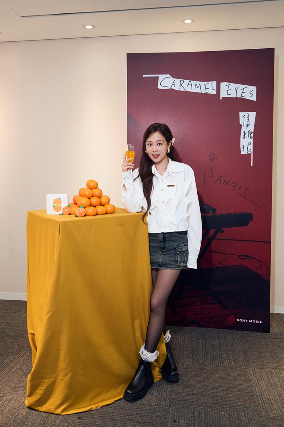 以象徵安吉粉絲名稱-吉子的橘子塔和吉（橘）子汽泡飲慶祝她完成了「宣傳馬拉松」的任務！