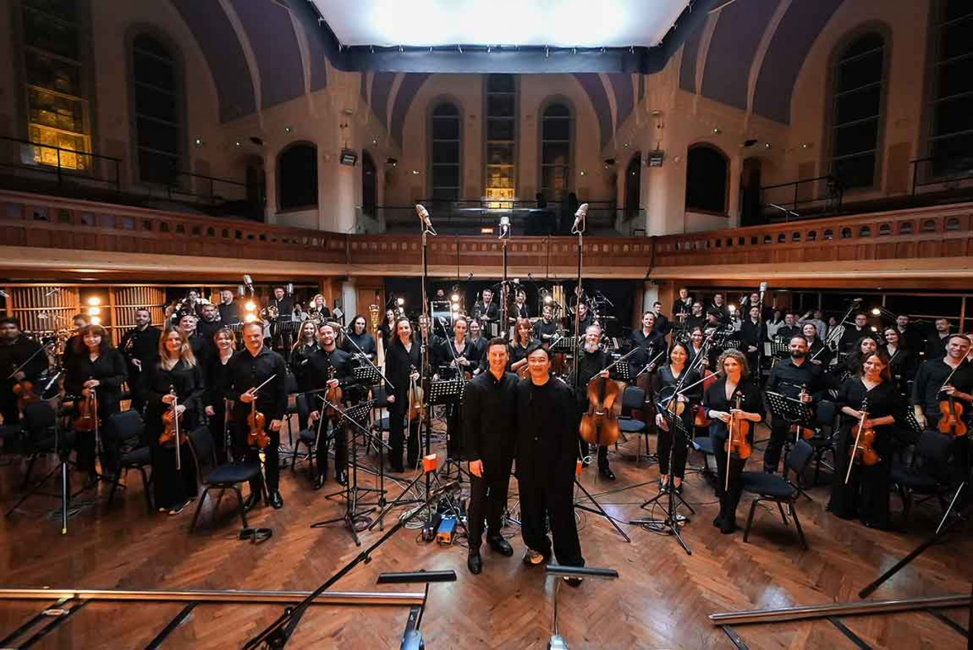 與60位頂級樂手組成的The Heritage Orchestra管弦樂團合作