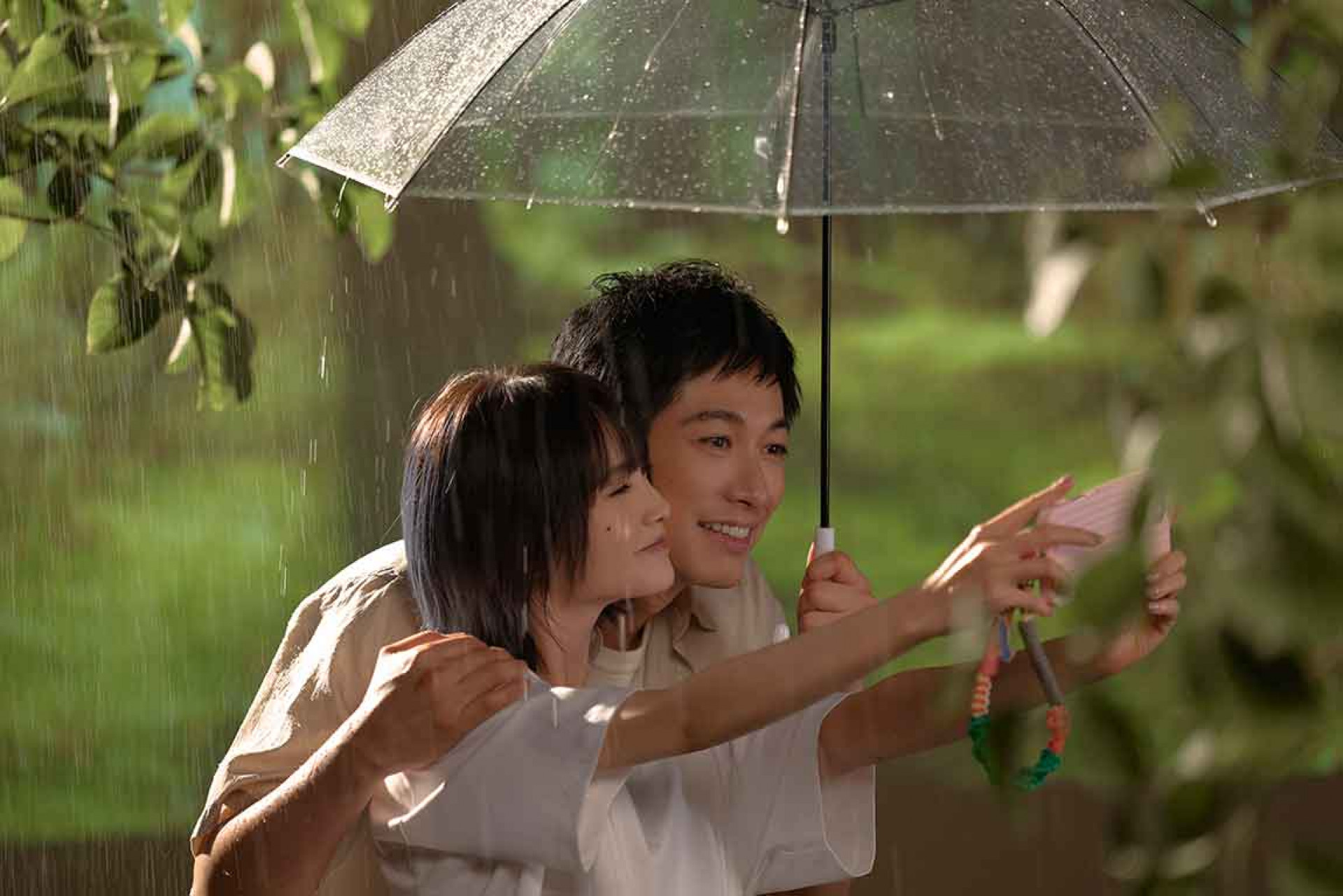 藤岡靛(後方)、楊丞琳繼偶像劇《不良笑花》後，時隔17年再度合作