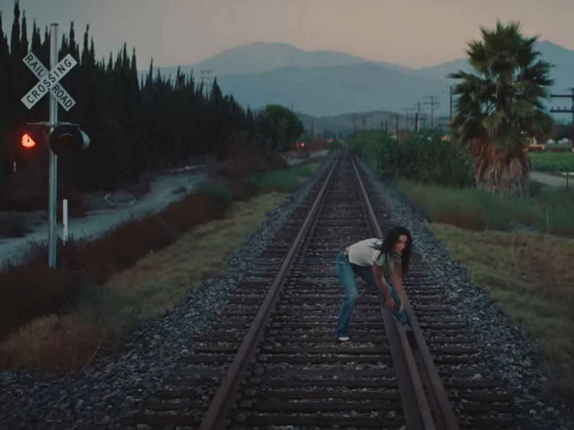 凱蒂佩芮腳卡入鐵軌---翻攝自YouTube