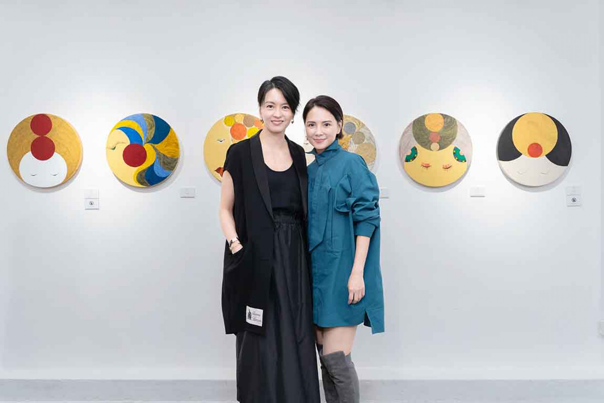 梁詠琪現身力挺李心潔畫展 秒相中〈白糖糕〉