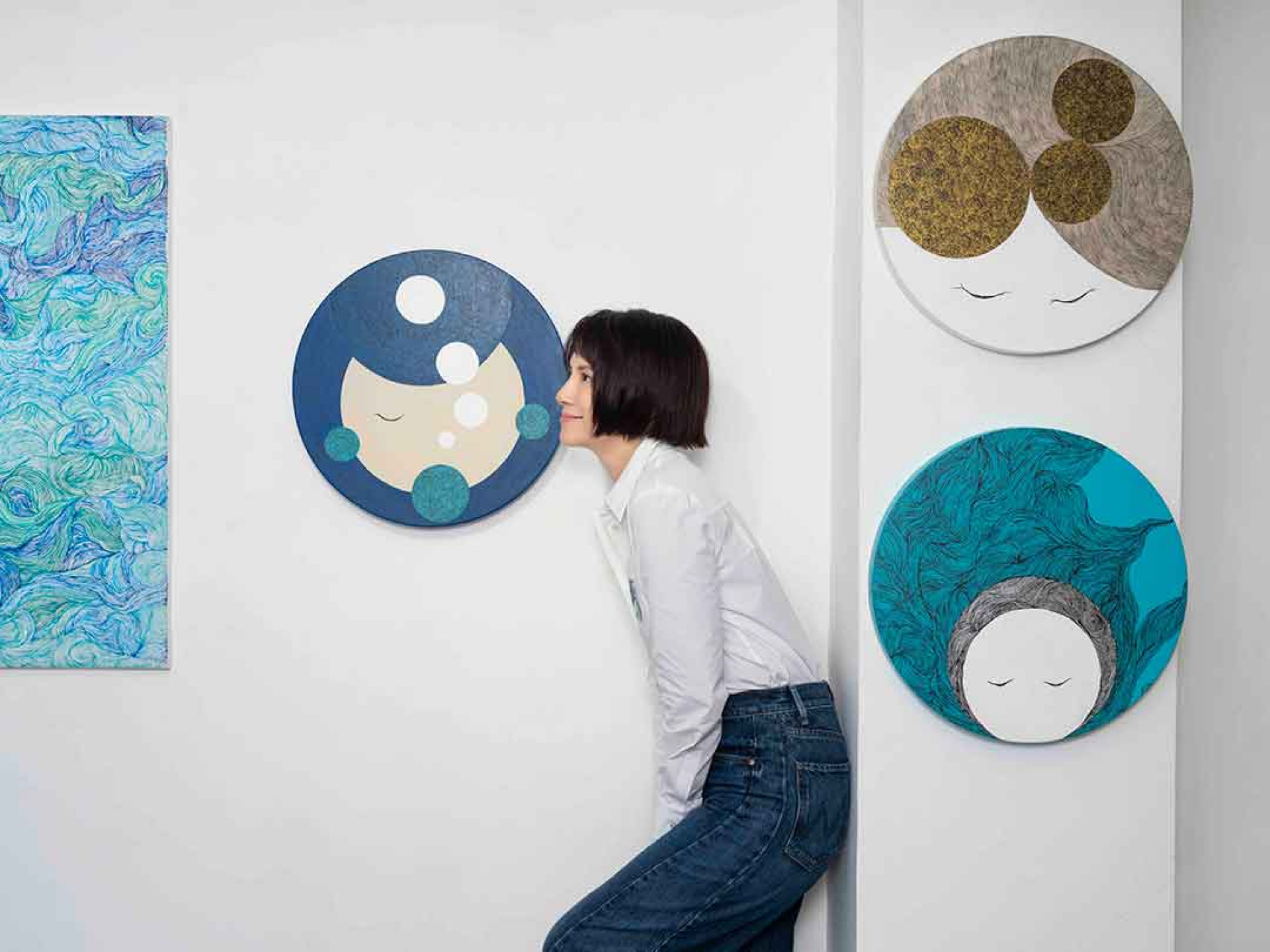 李心潔與〈白糖糕〉畫作合影