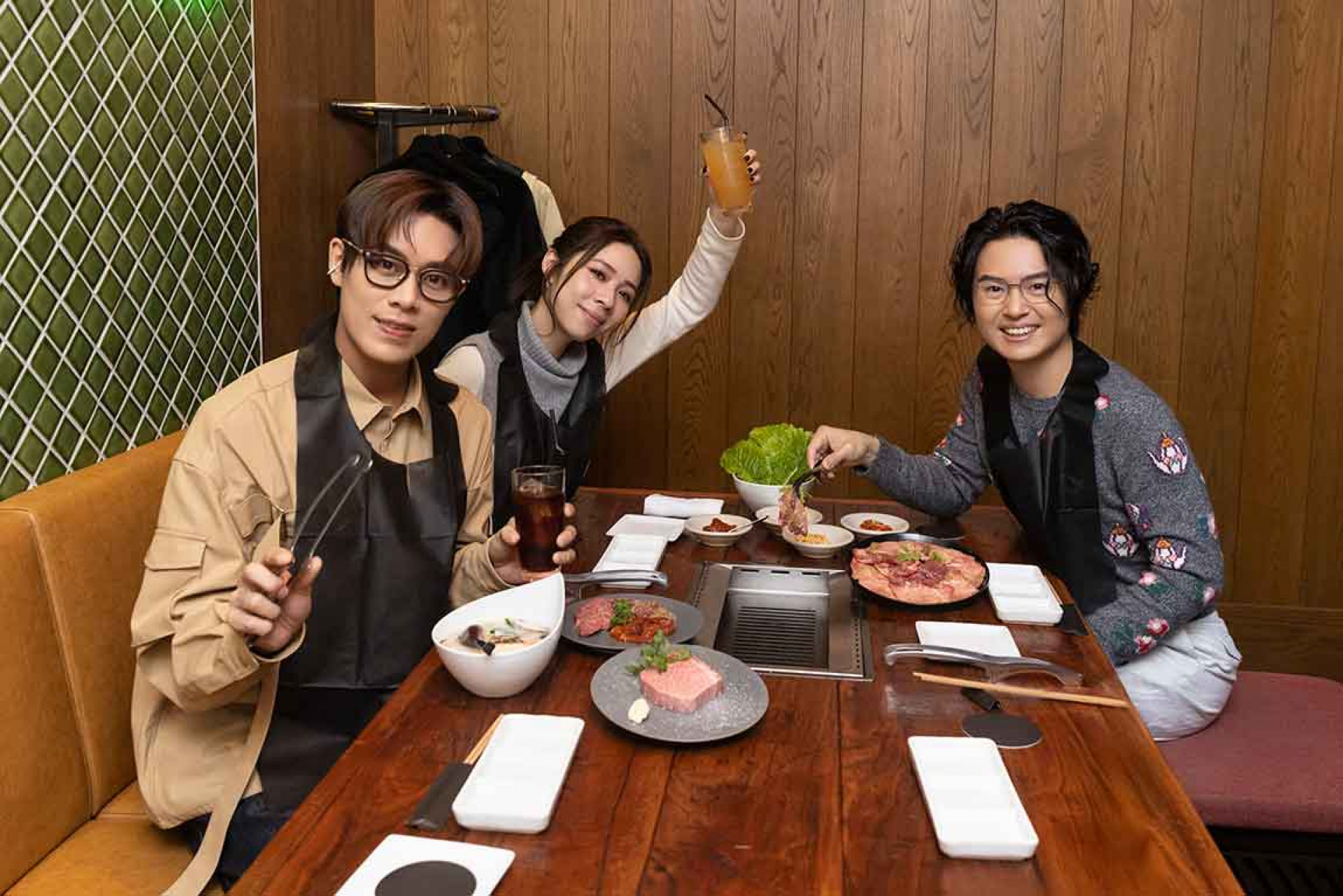 告五人日本開唱遇節氣立冬，收工揪團吃燒肉「補氣血」迎冬。（相信音樂提供）