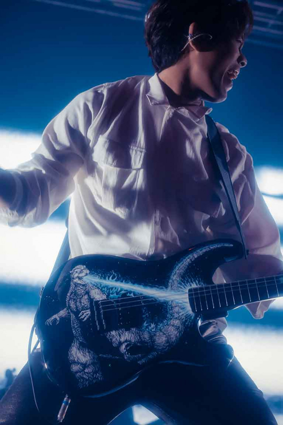 告五人雲安背「哥吉拉吉他」經典咆哮搖滾魂全開。(相信音樂提供)