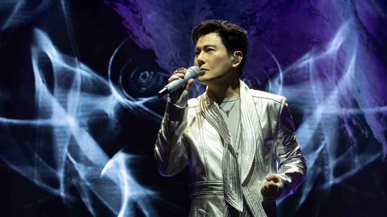 張信哲《未來式 》二度插旗英倫開唱！台上脫衣全場爆叫 笑問觀眾：「暖氣太強？」