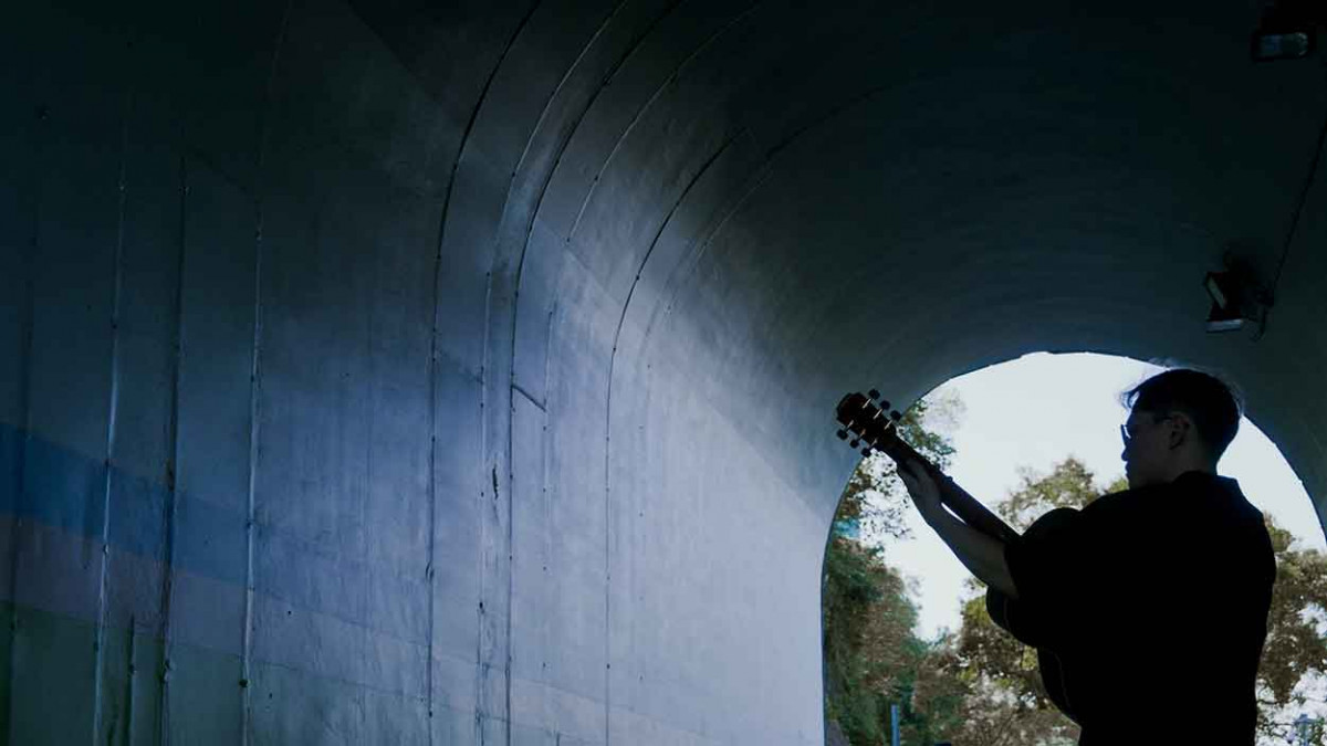 在旋律裡回到〈大溪〉—新生代吉他演奏家李軍以指彈吉他寫下成長的風景