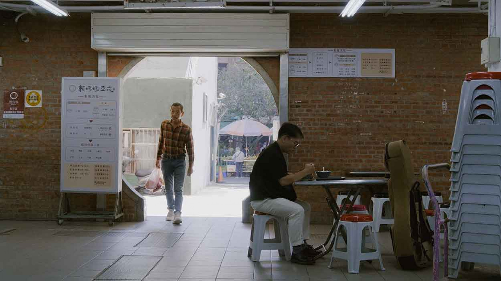 大溪以細膩指彈串起記憶與風景，在靜謐與喧鬧之間，描繪出李軍對故鄉的牽掛。（圖-風潮音樂-提供)