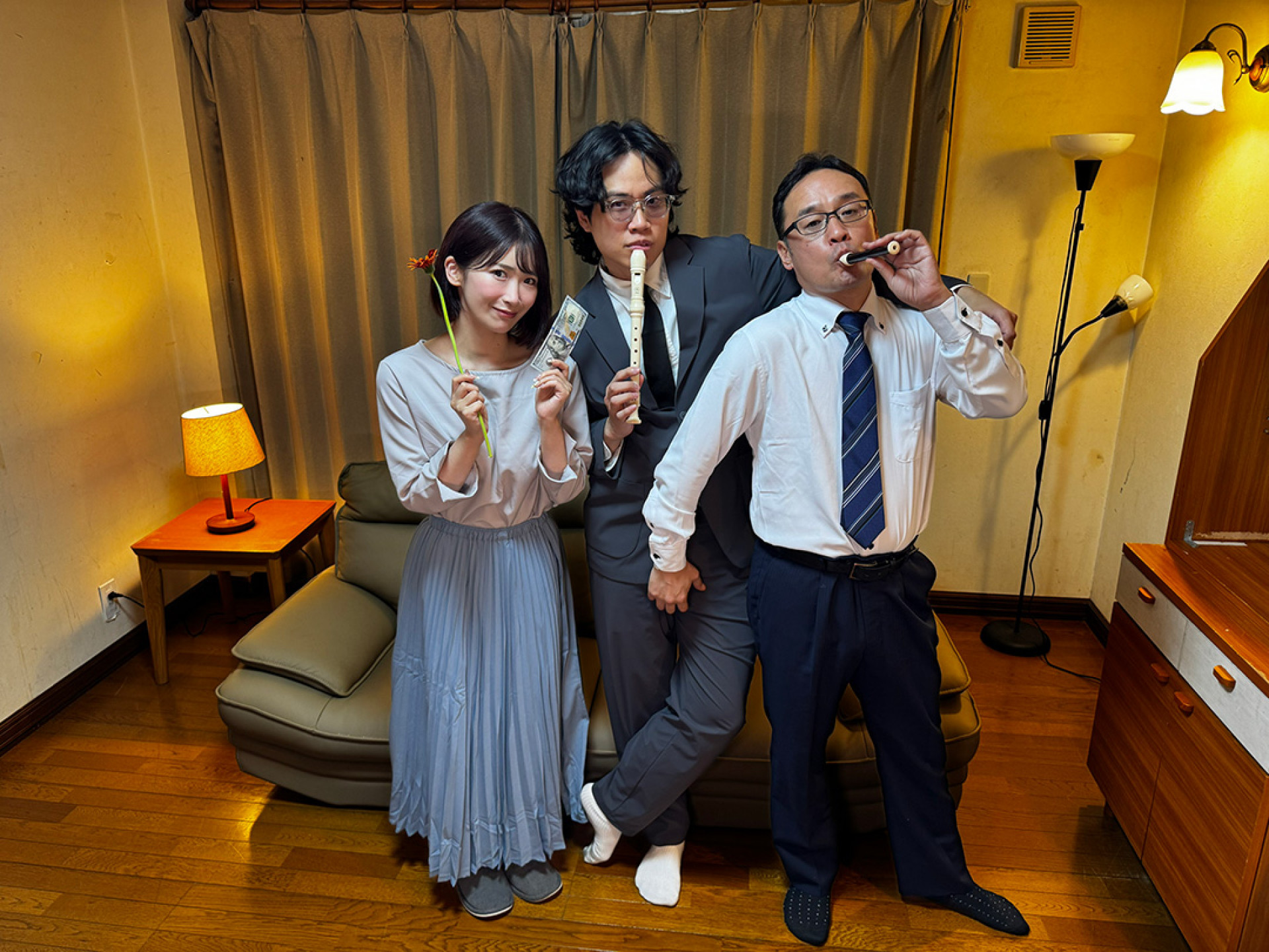 美園和花(右一)與李拾壹及東尼大木，三人上演一段色氣感十足的「直笛演奏」