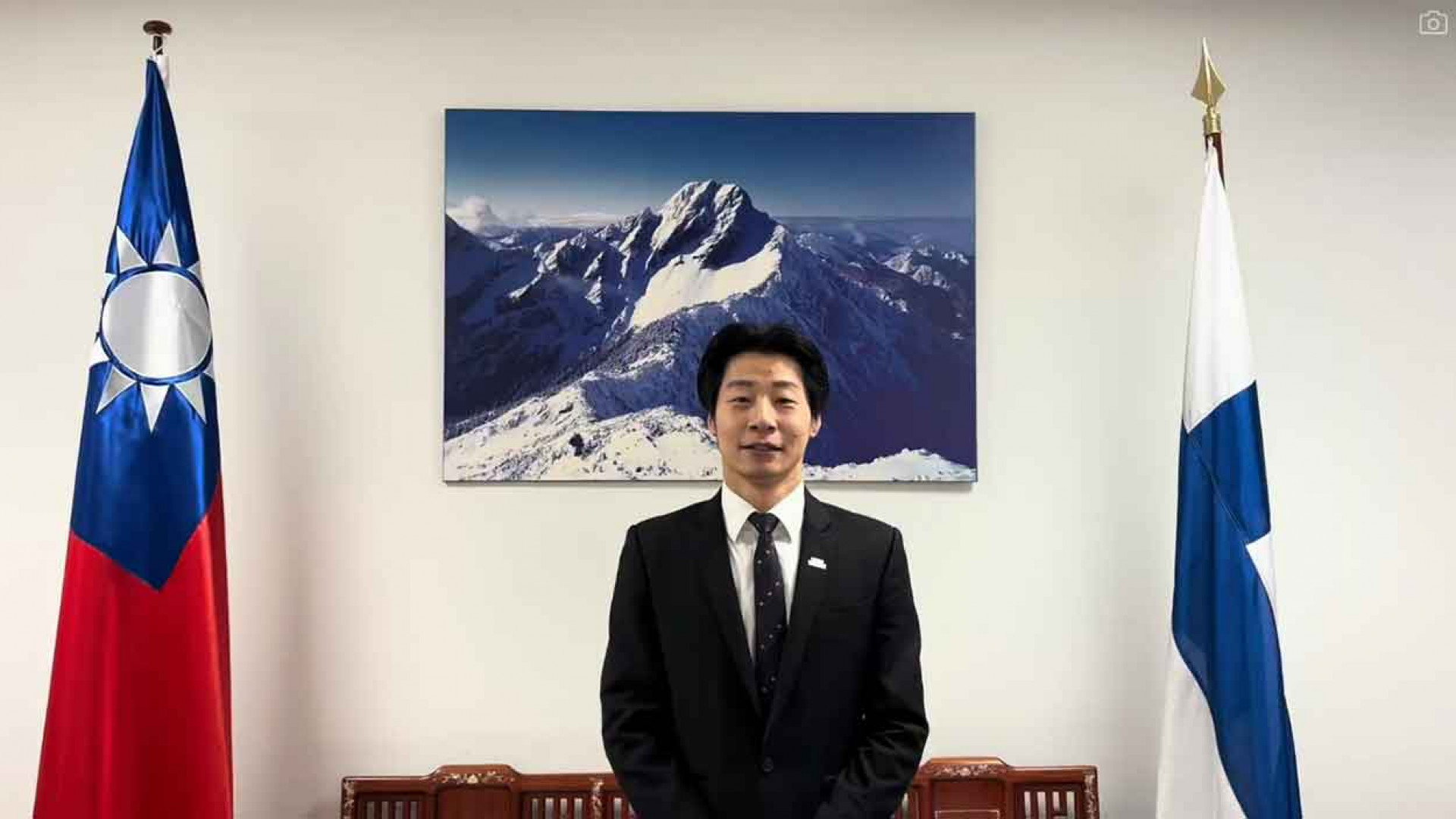 駐芬蘭大使林昶佐則用影片方式驚喜現身