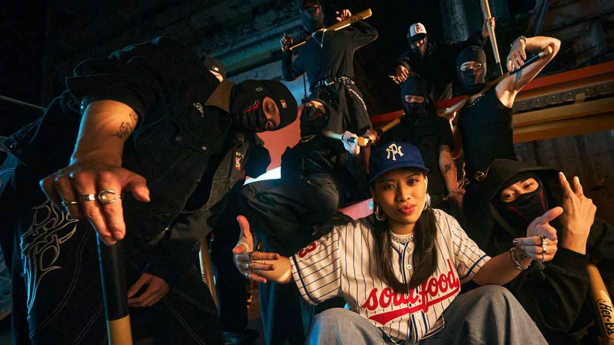 Miss Ko 葛仲珊嗨唱明星公益棒球賽 喊聲震動全場！〈全壘打〉MV挑戰三層樓升降機拍攝