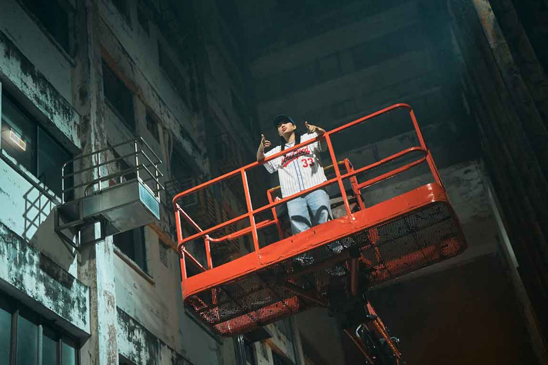 挑戰三層樓升降機 拍攝〈全壘打〉ＭＶ