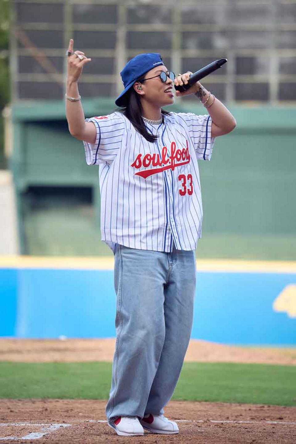 Miss Ko 現身棒球場 嗨唱明星公益棒球賽