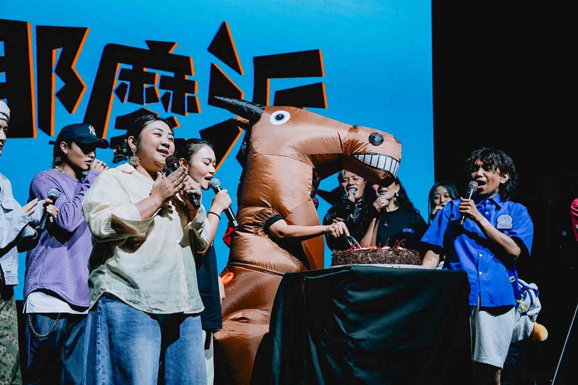 那屋瓦群星全員一起切蛋糕