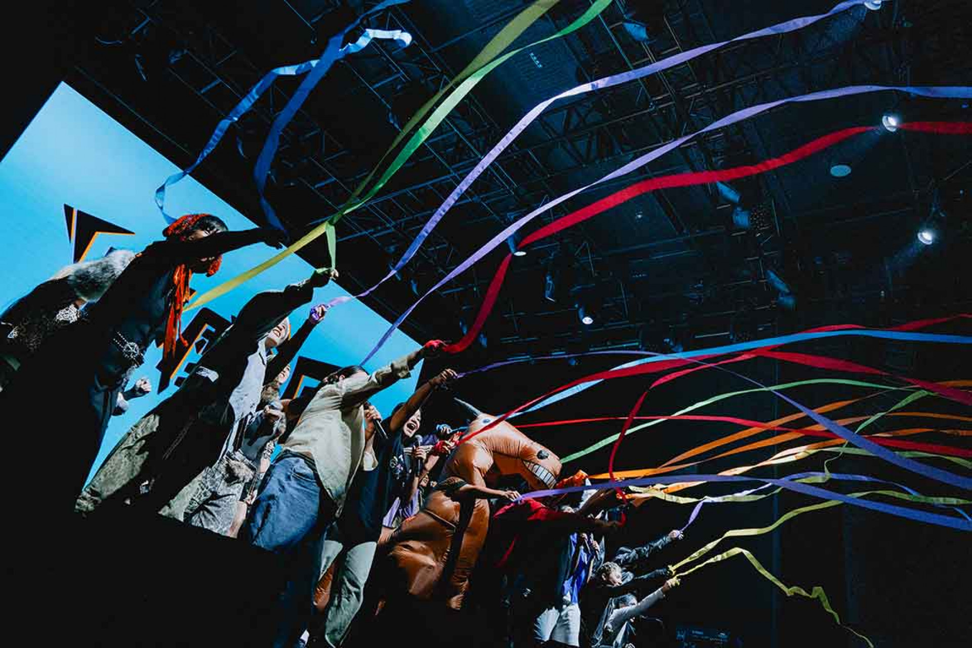 那屋瓦群星全員一起丟彩帶