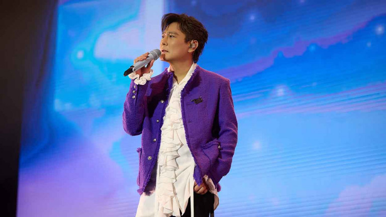 張信哲《未來式》最終站巴黎慶圓滿落幕！限定造型紫色法式西裝太致命 電翻張太太們