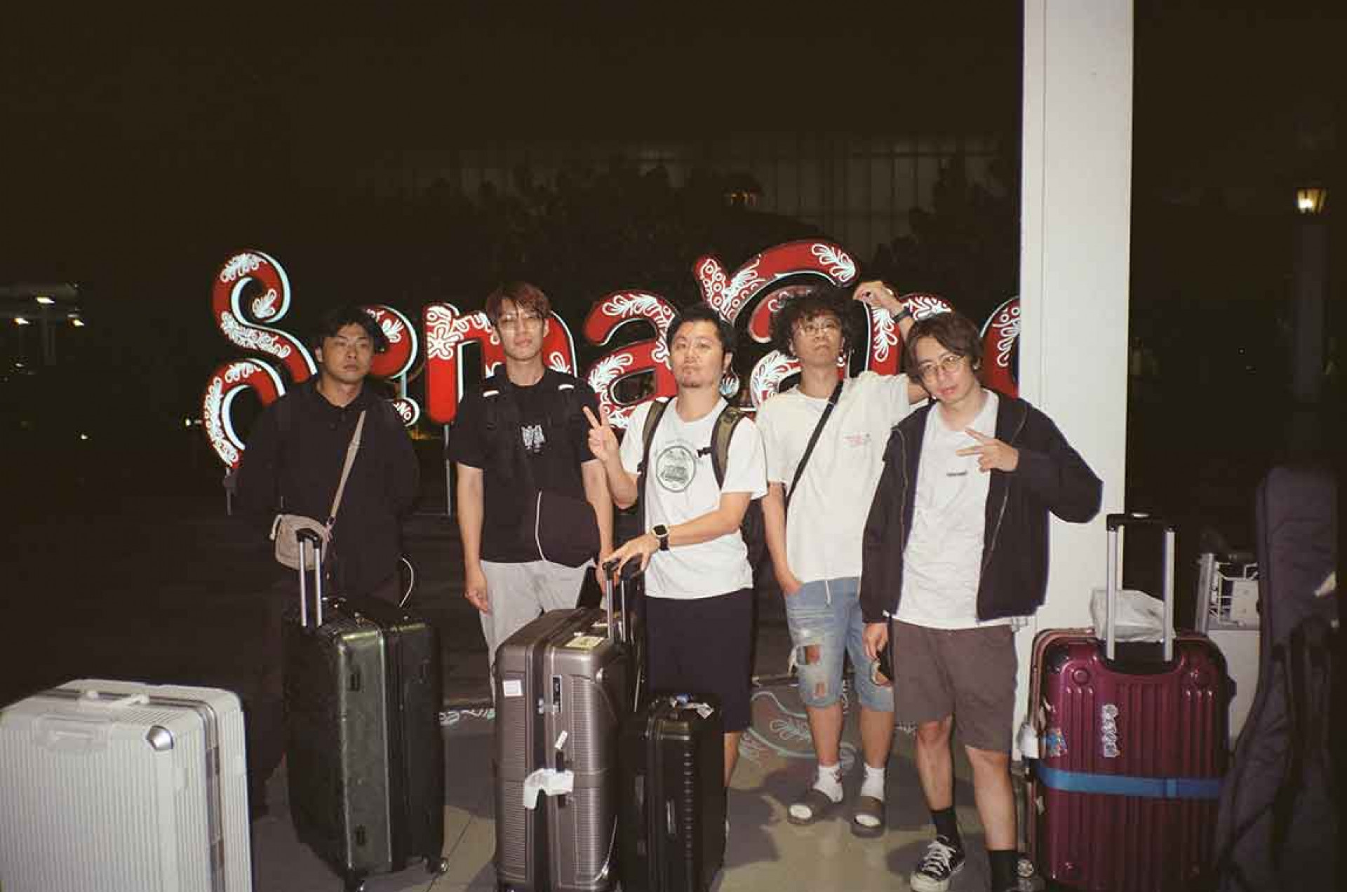 黃子軒(中)及團員(左起吉他手邱群、Keyboard 手家陸、Bass 小 Q、鼓手小潘)遠赴印尼錄製EP，天災、人禍、病痛全遇上