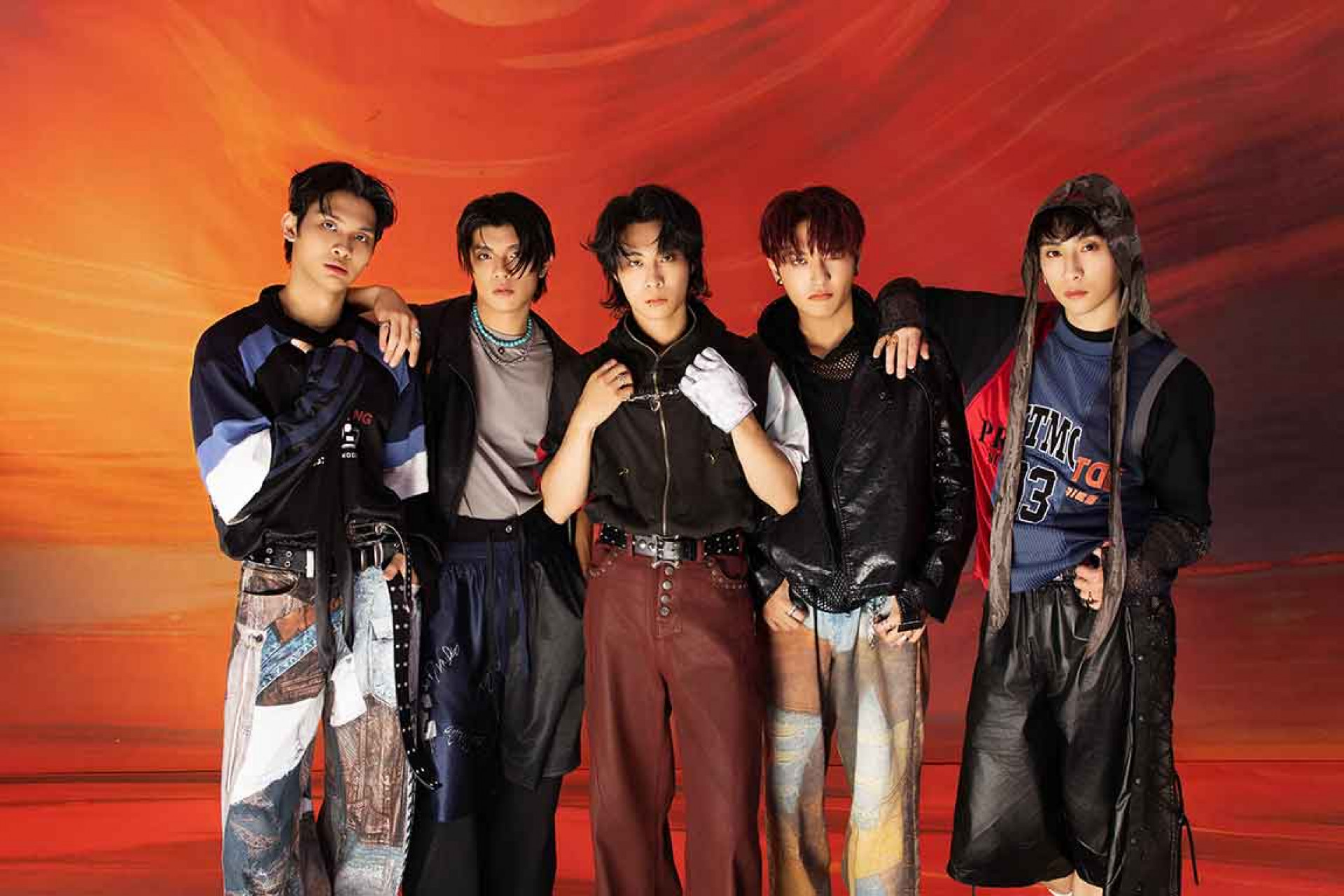 FEniX 第三張專輯《參》1125 預購開跑(左起浦洋、峻廷、MAX、承隆、家齊)(華納音樂提供)