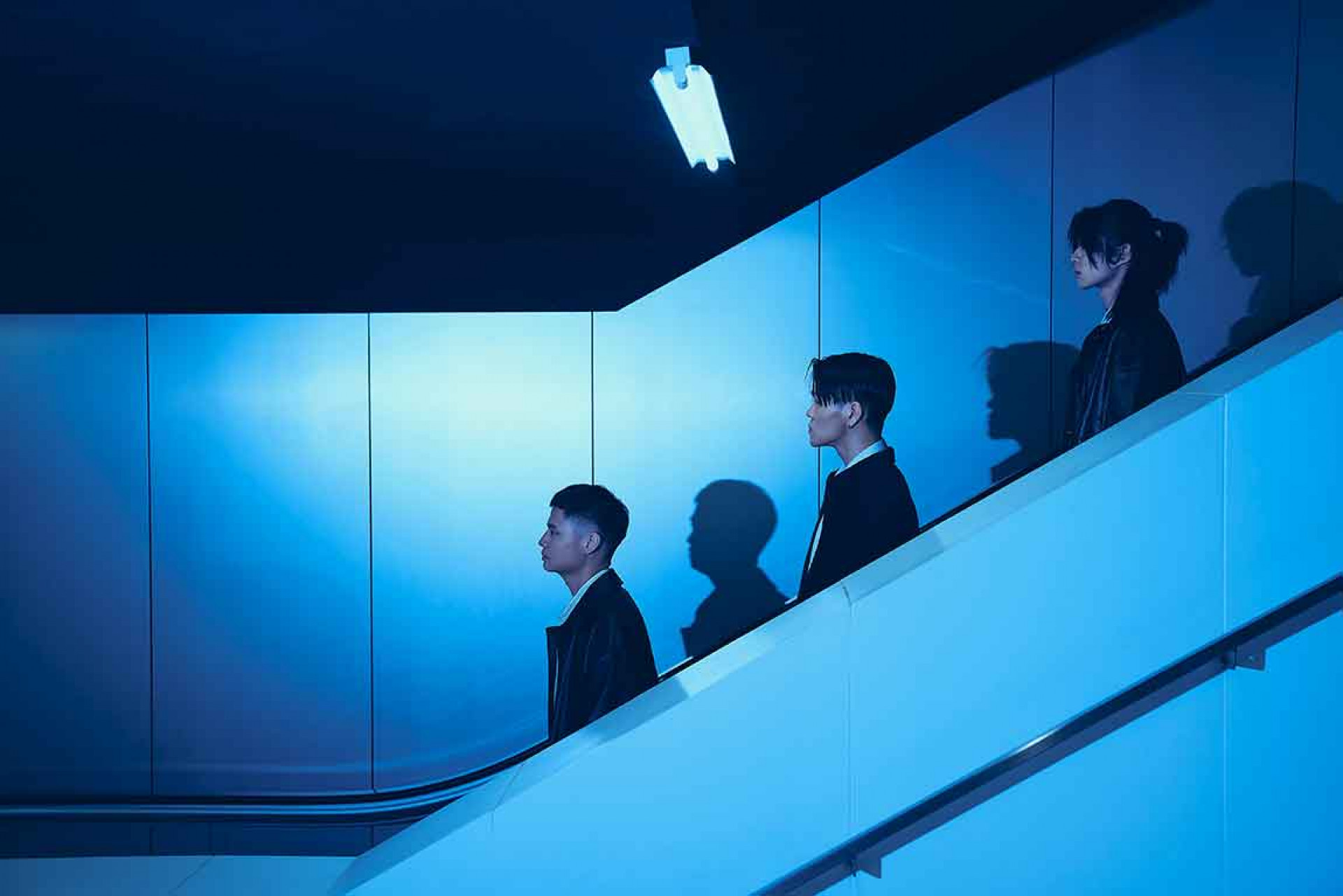 專輯中的歌詞不再停留於過往的迷惘，而轉向鼓勵與陪伴。