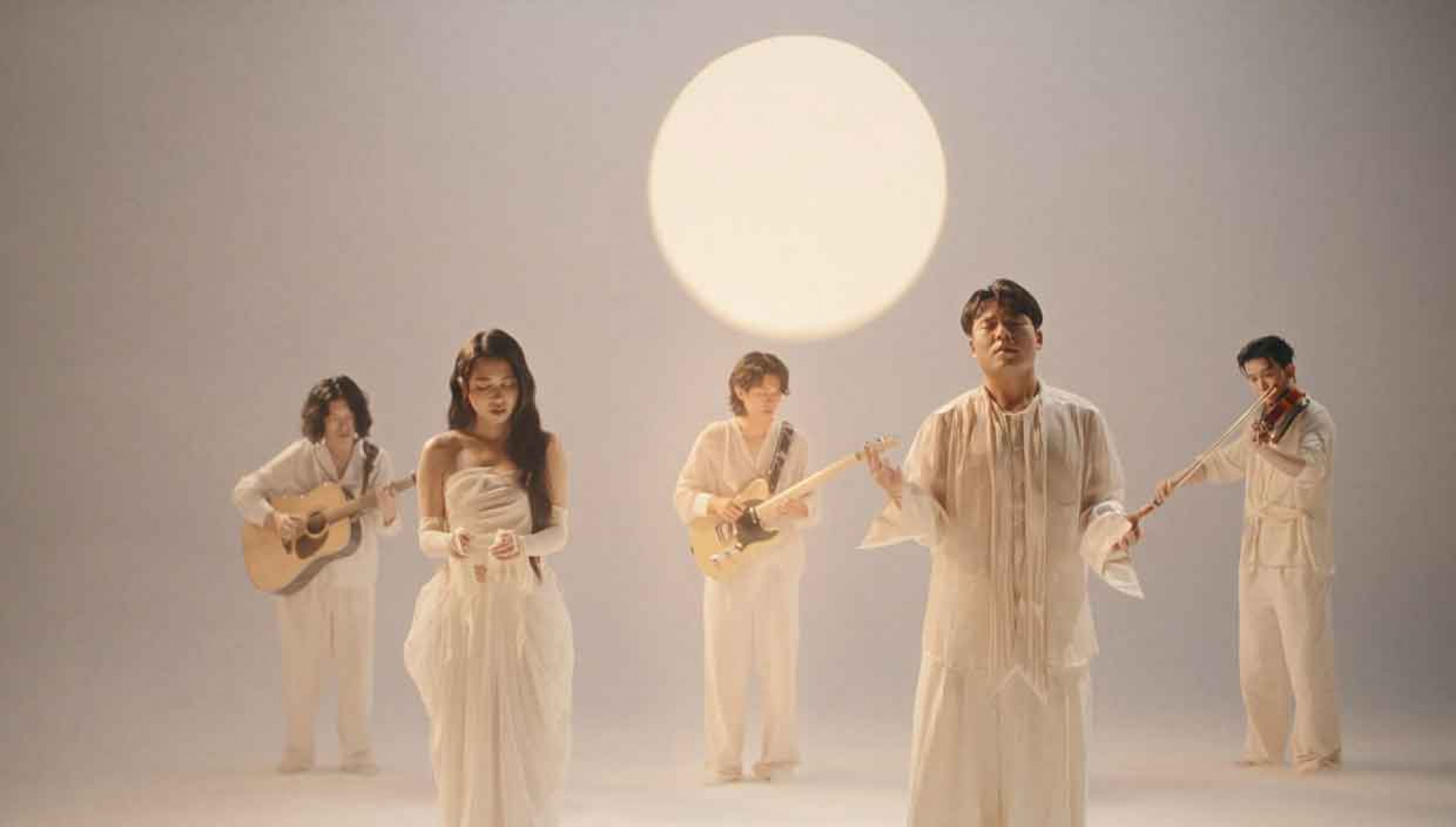 主打歌 〈真空狀態〉MV，以木吉他鋪陳到大編制的層層堆疊，形成強烈動態對比。