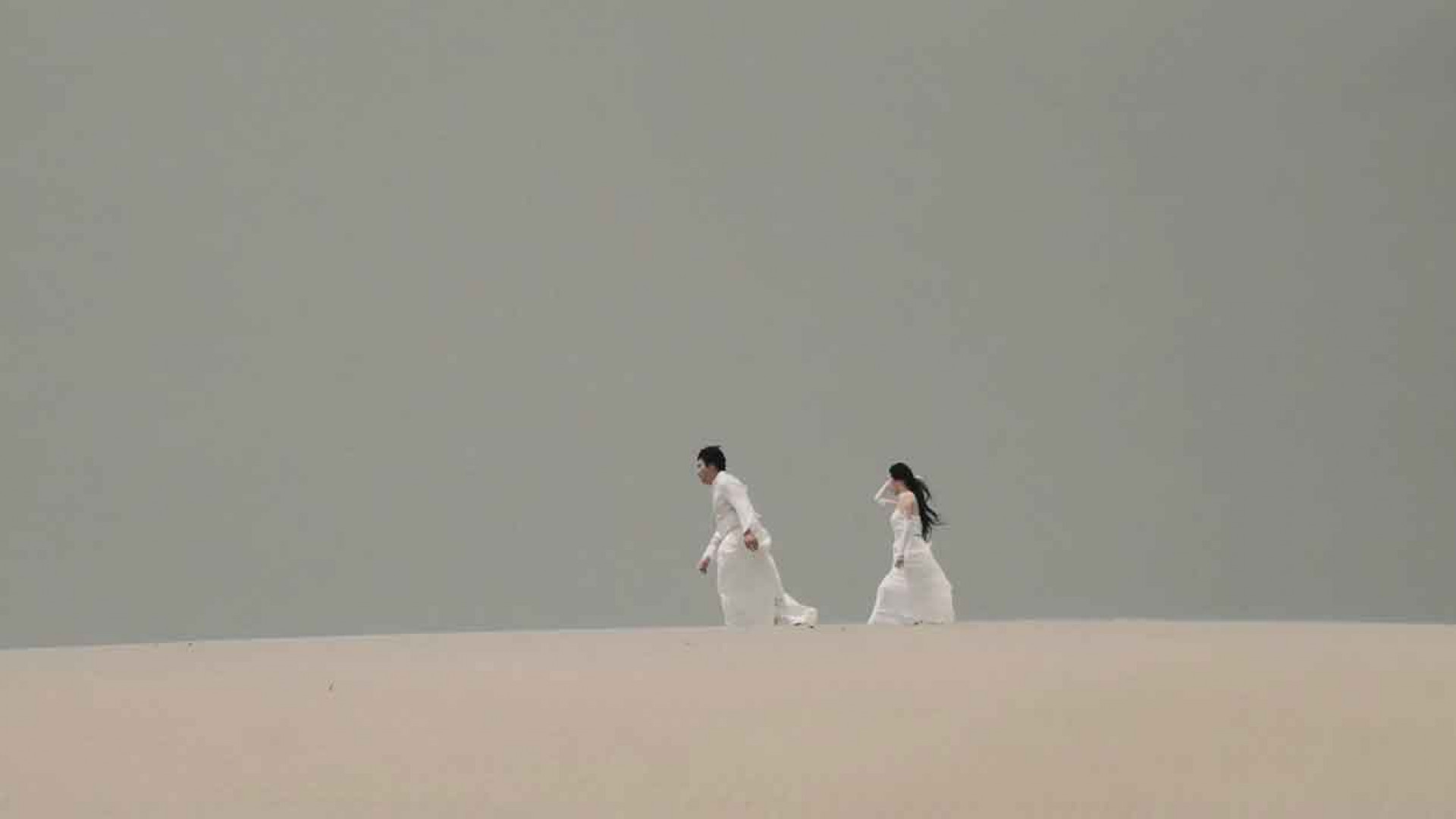 Control T 在正中午於觀音草漯沙丘開拍募資宣傳片，全身沾滿黃沙，直呼：「像被強力去角質，腳癢了好幾天！」