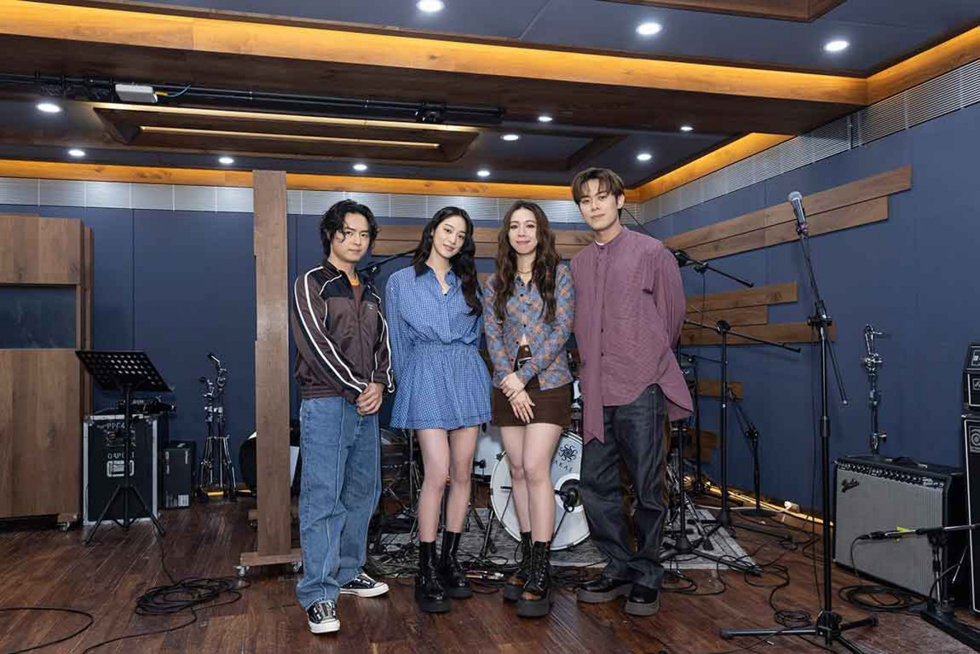 江齊(左2)親自到場應援告五人。（相信音樂提供）