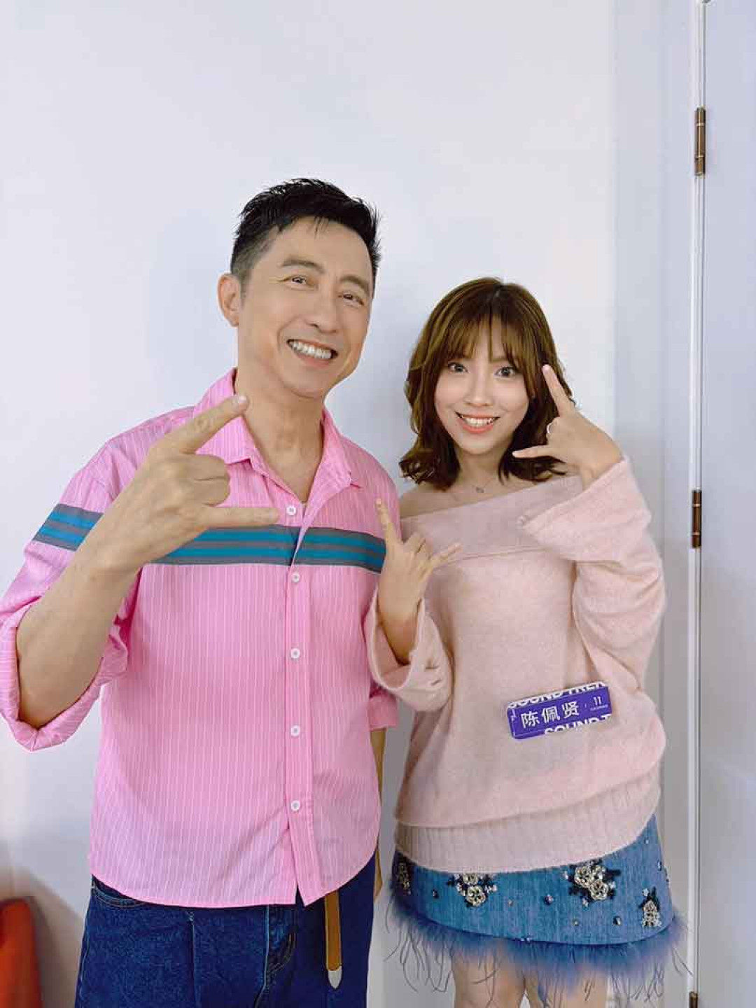 同門師兄庾澄慶(哈林哥)特別為陳佩賢鼓勵