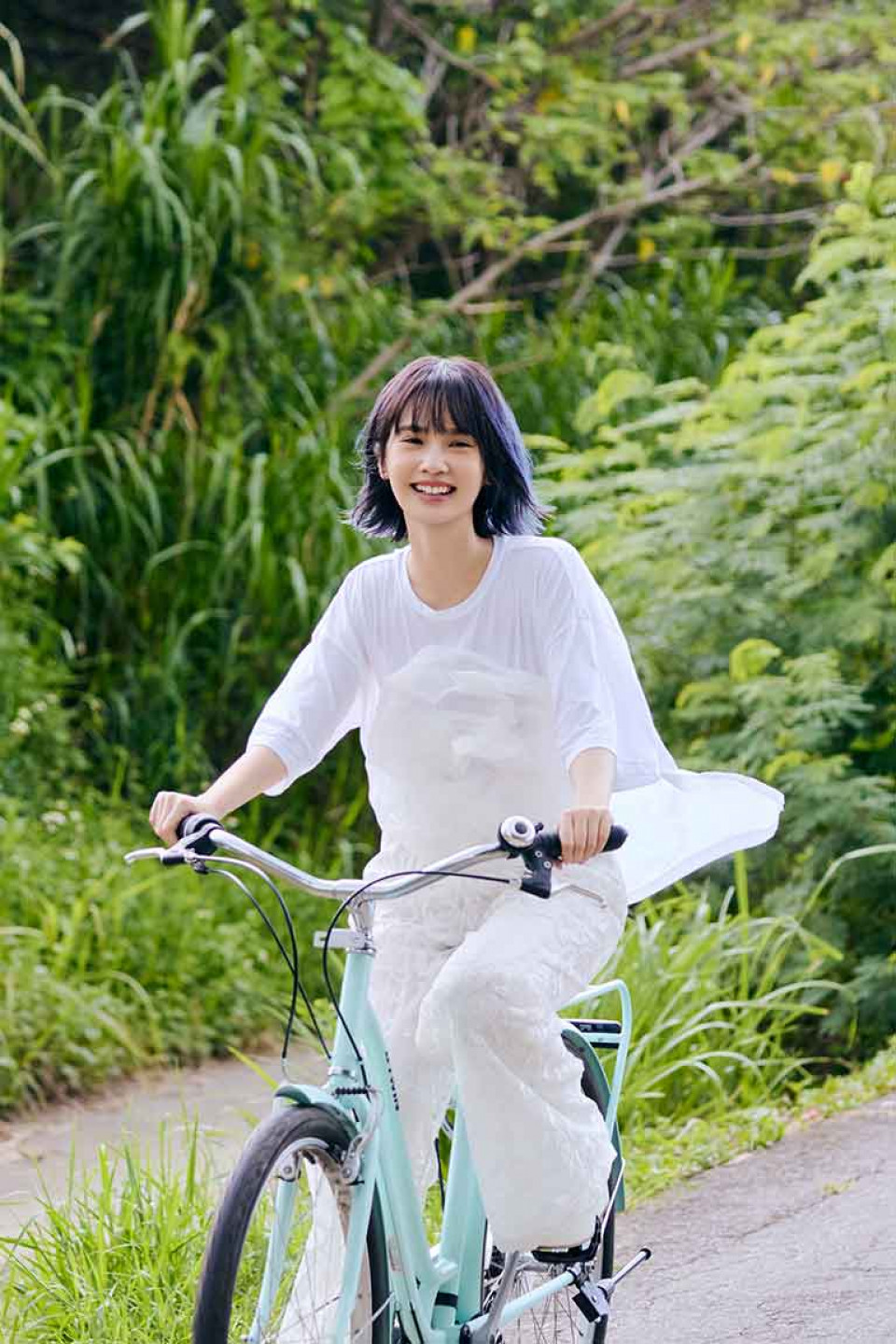 MV跟隨楊丞琳的足跡,在城市與自然之間輕盈流轉